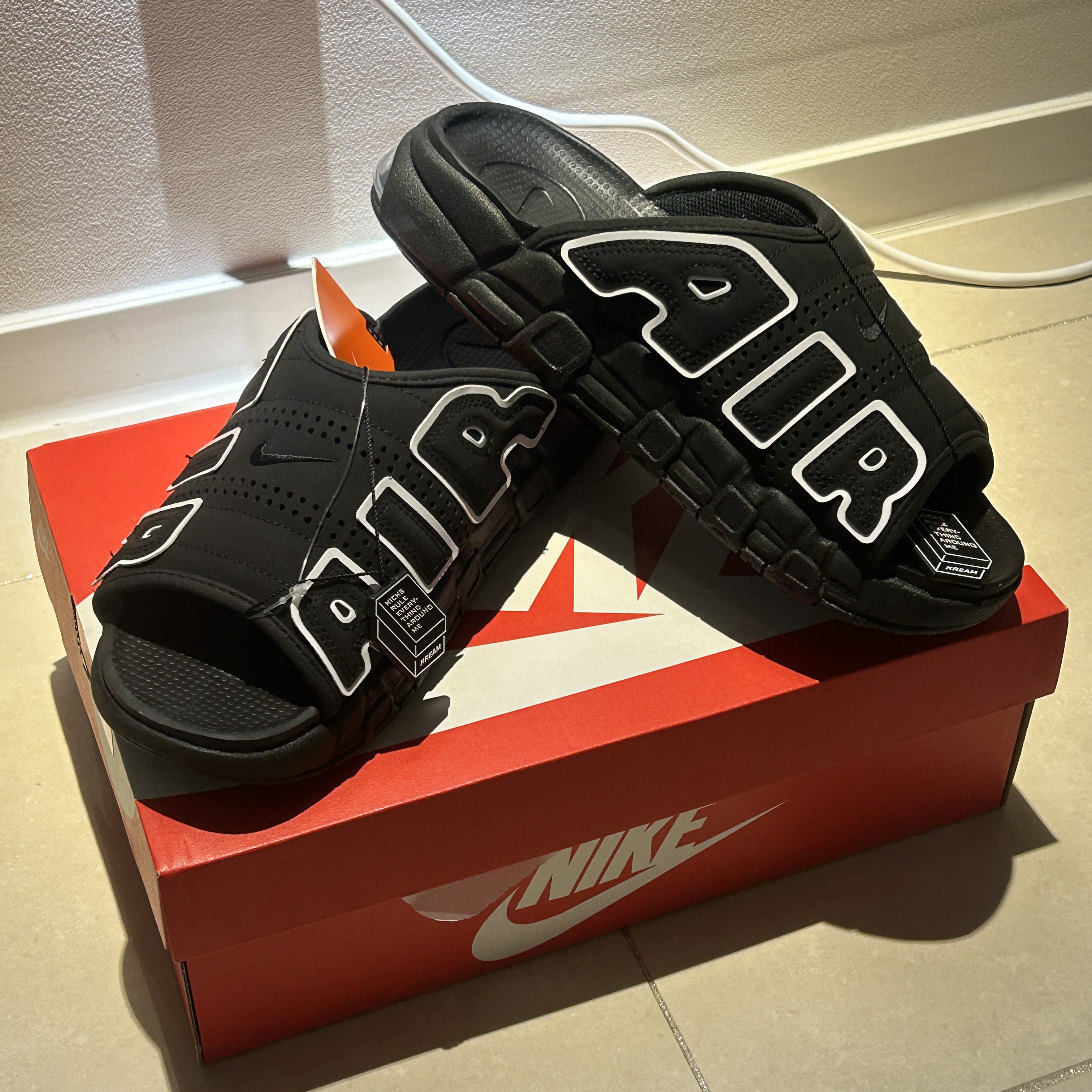 Nike Air More Uptempo Slide Black White 착용 스타일 - 1
