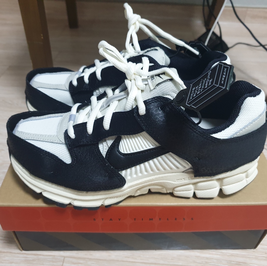 (W) Nike Zoom Vomero 5 Wolf Grey and Black 착용 스타일