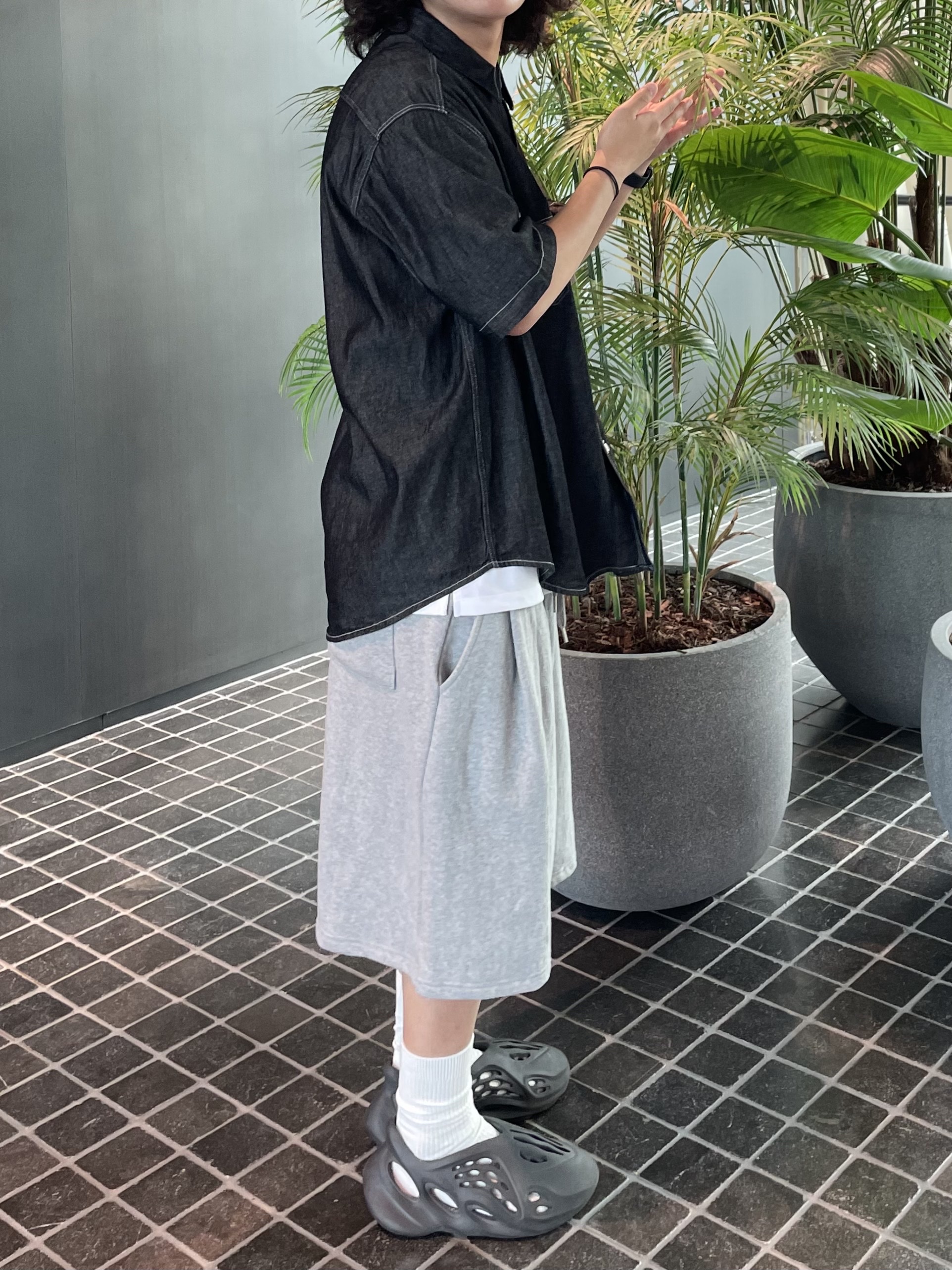 Adidas Yeezy Foam RNNR Onyx 착용 스타일 - 5