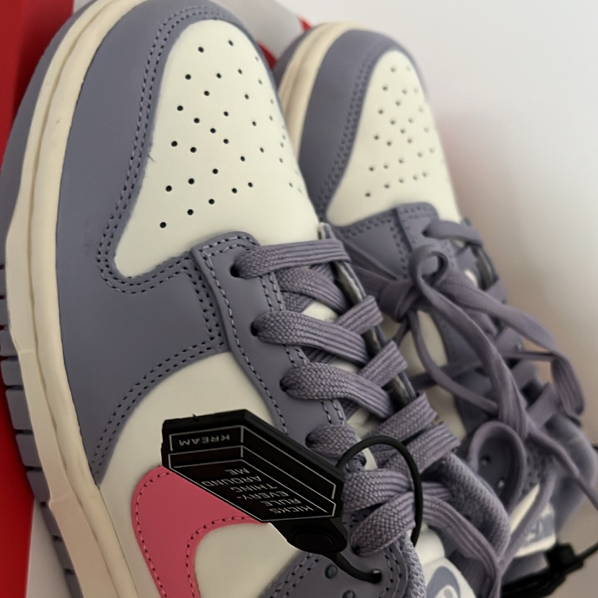 (W) Nike Dunk Low Indigo Haze Coral Chalk 착용 스타일 - 3