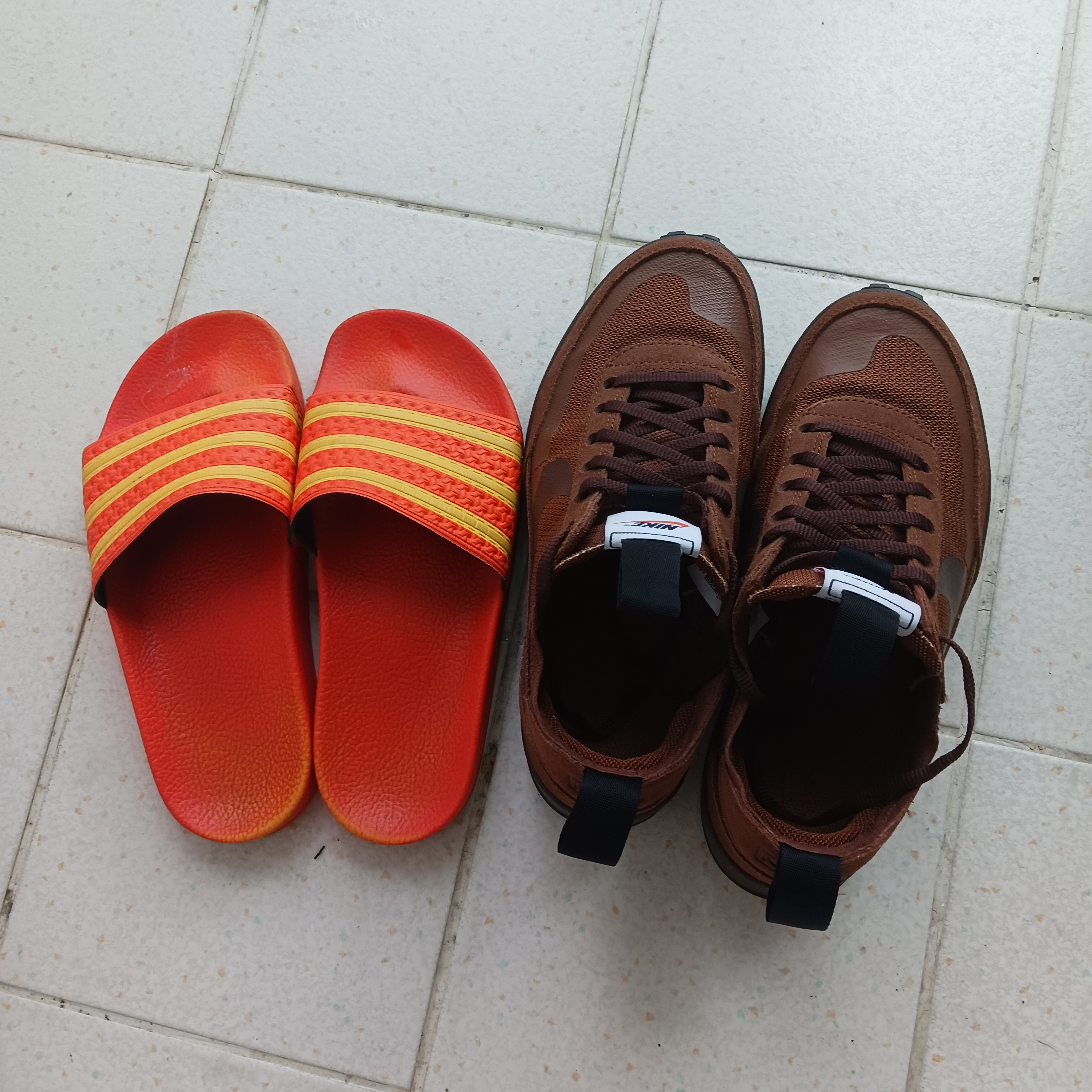 Adidas Yeezy Slide Onyx, Nike x Tom Sachs General Purpose Shoe Brown 착용 스타일 - 2