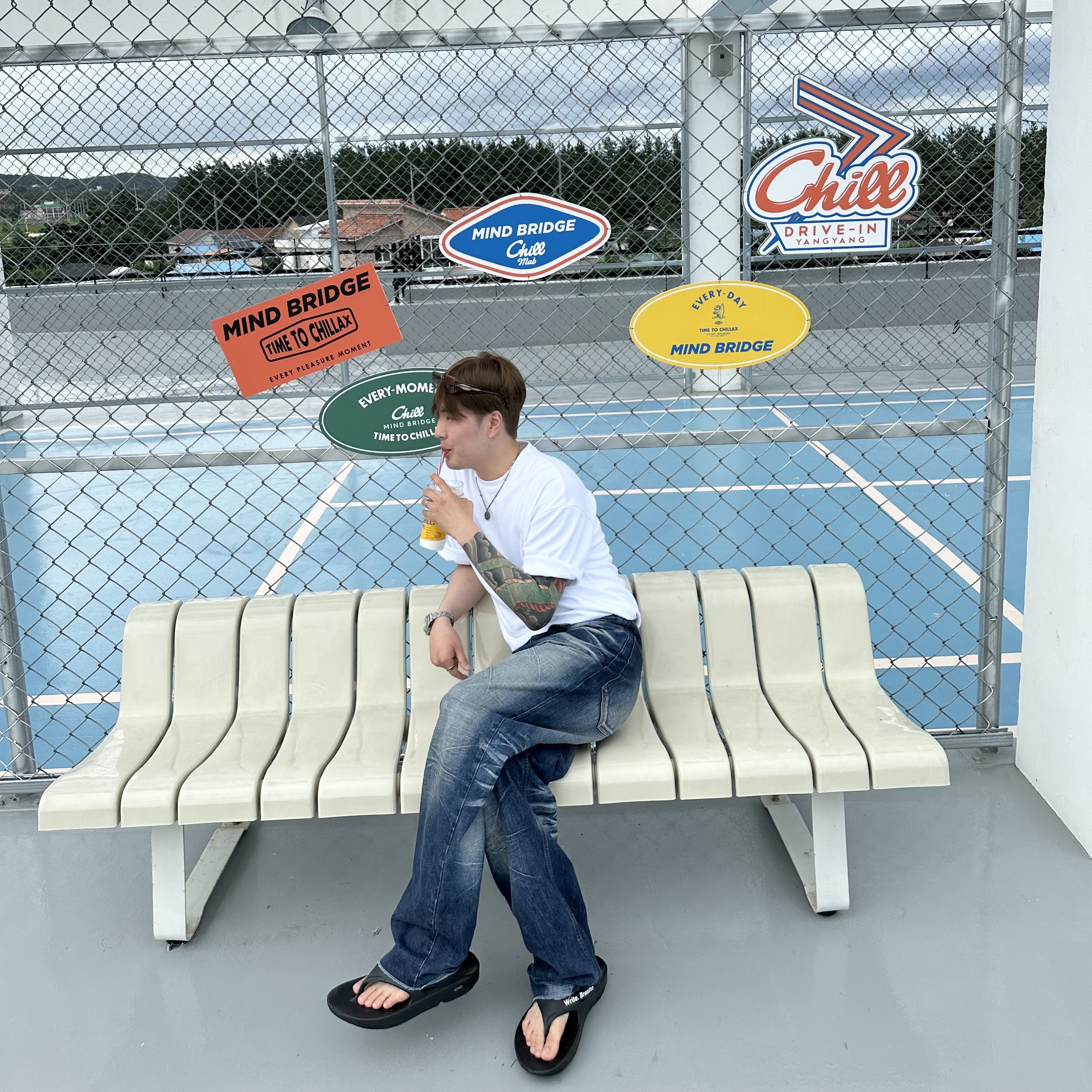 Oofos x Takahiromiyashita The Soloist The Soloist's Way Of Life Flip-Flop Black White 착용 스타일 - 1