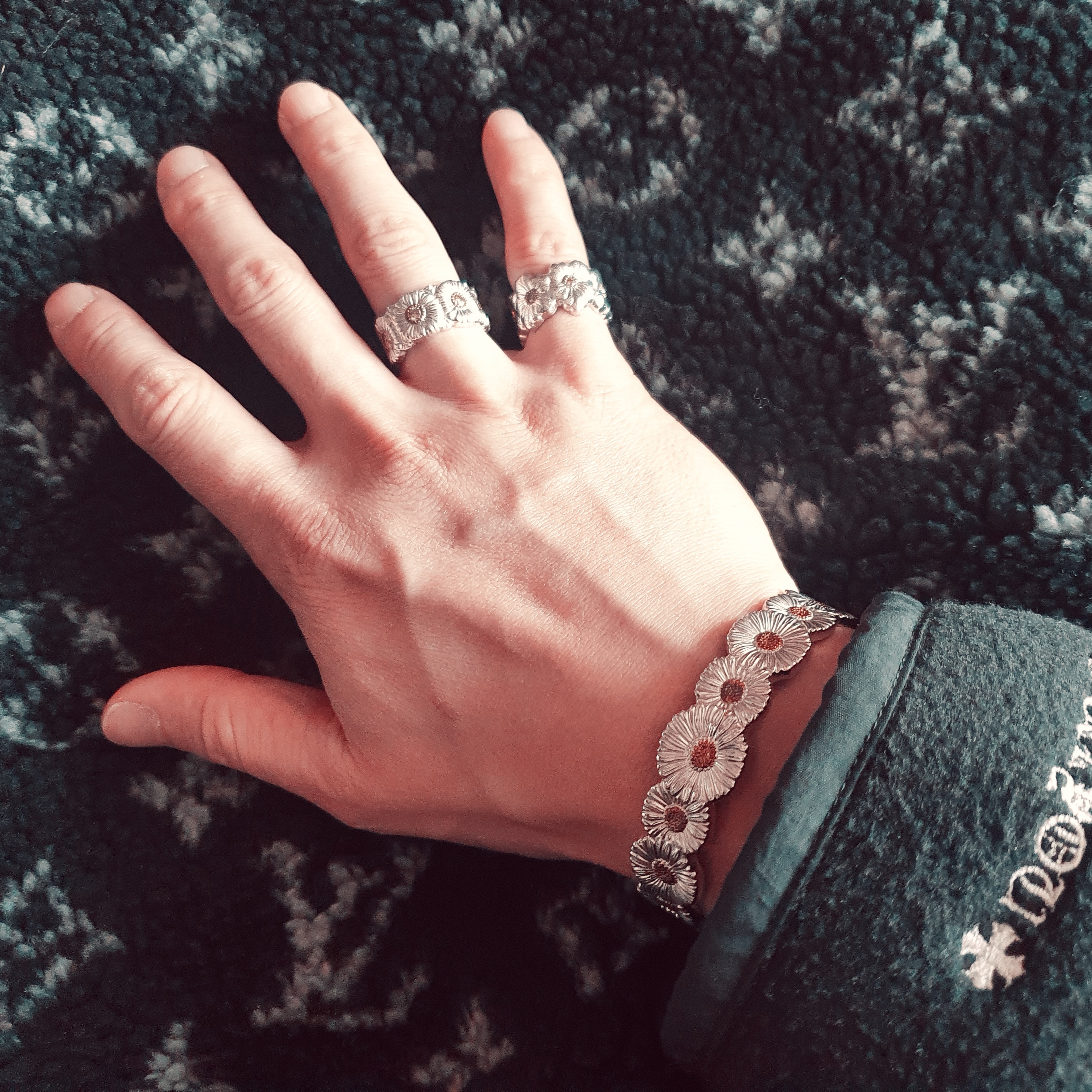 Buccellati Blossoms Daisy Bracelet Vermeil Sterling Silver, Buccellati Blossoms Eternelle Daisy Ring with Brown Diamonds Vermeil Sterling Silver 착용 스타일
