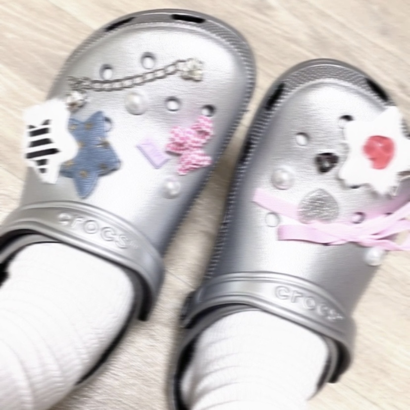 Crocs Classic Metallic Clog Silver 착용 스타일