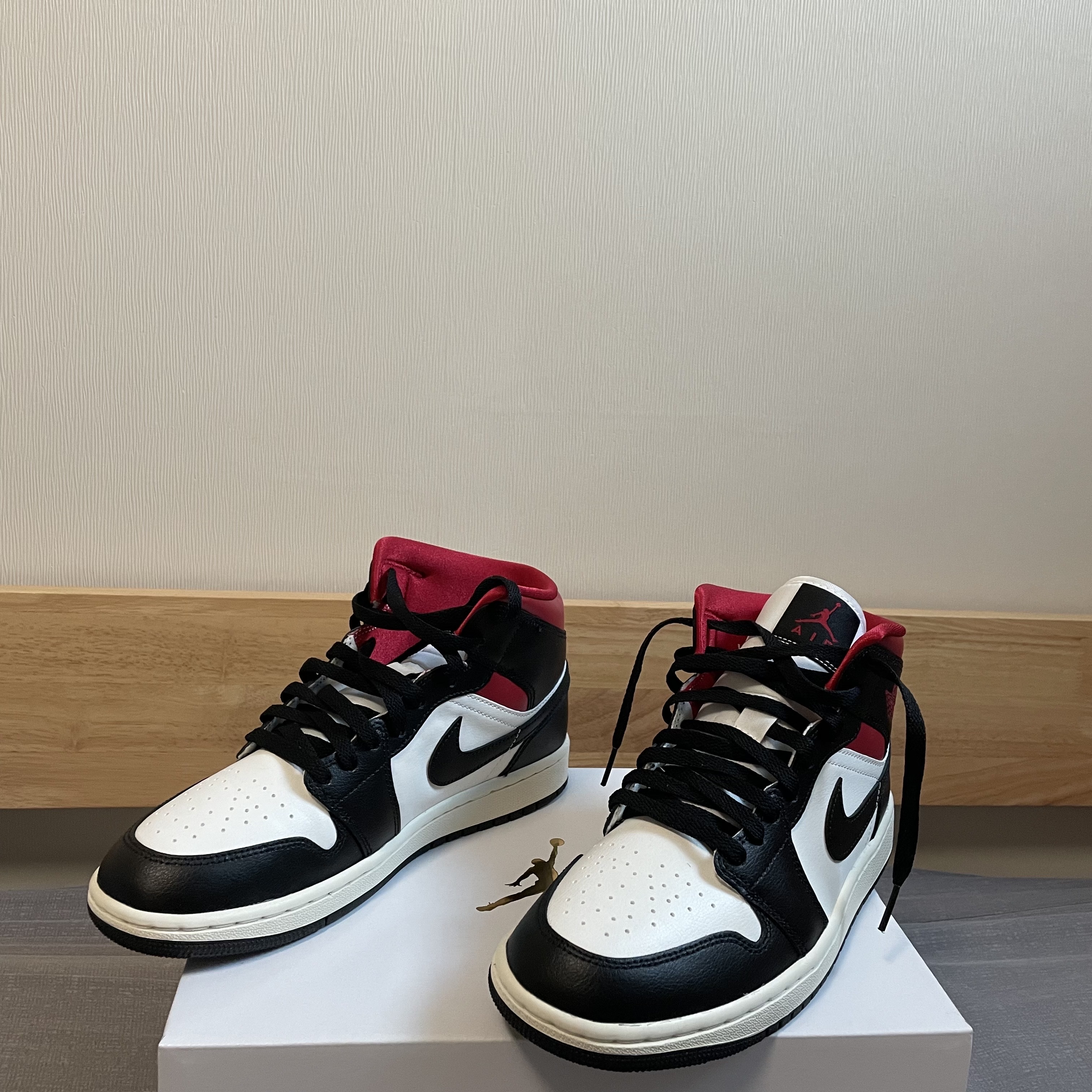(W) Jordan 1 Mid Black Gym Red 착용 스타일 - 2