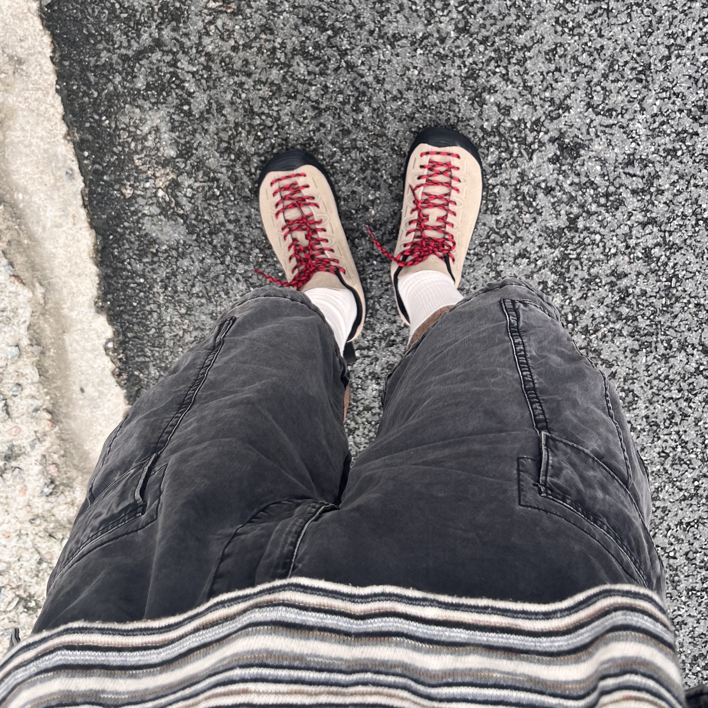 Keen Jasper Suede Sneakers Silver Mink 착용 스타일
