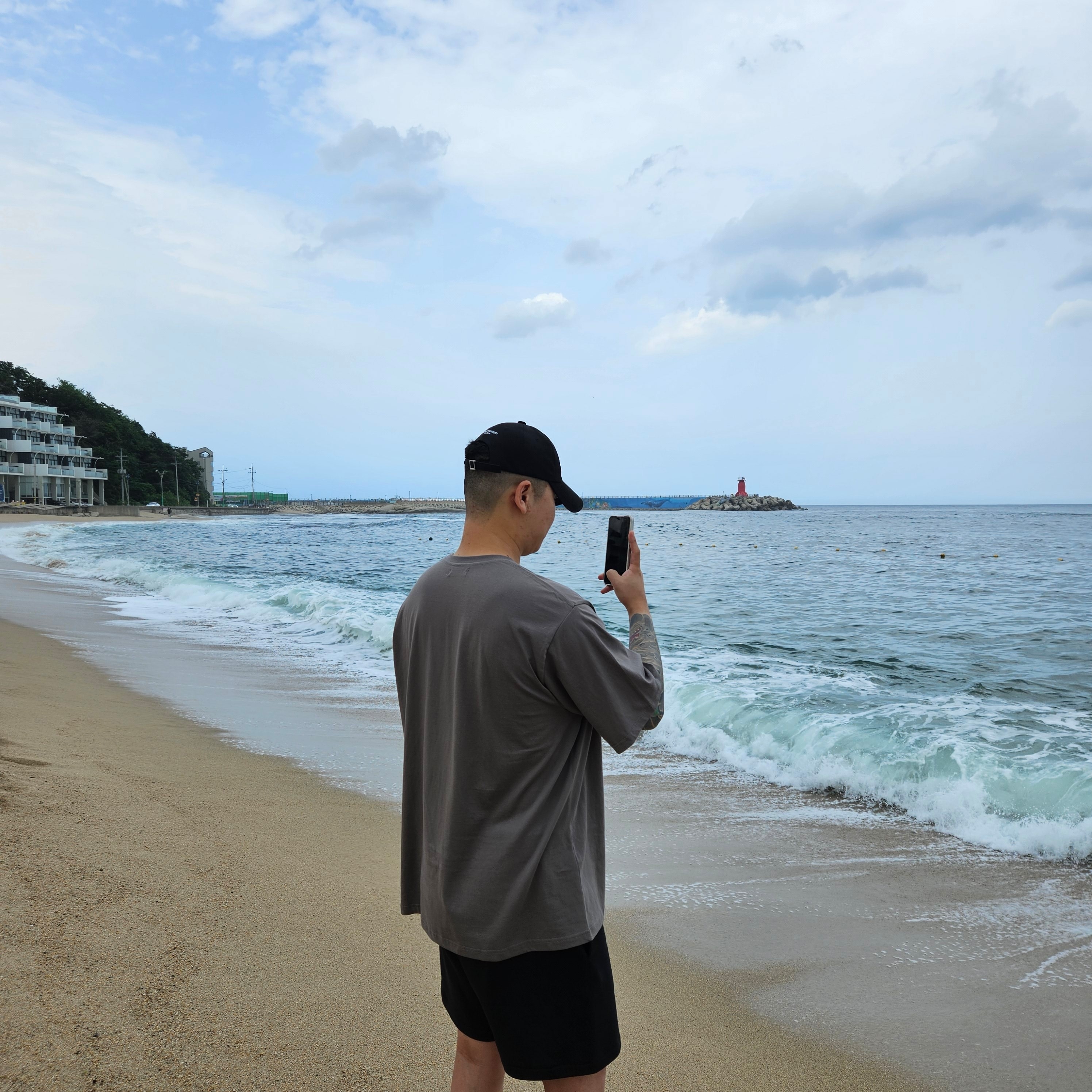 Wooyoungmi Logo Ball Cap Black, Undermycar Mu.05 Anti Fxxking Logo Play Oversized T-Shirts Olive 착용 스타일 - 1