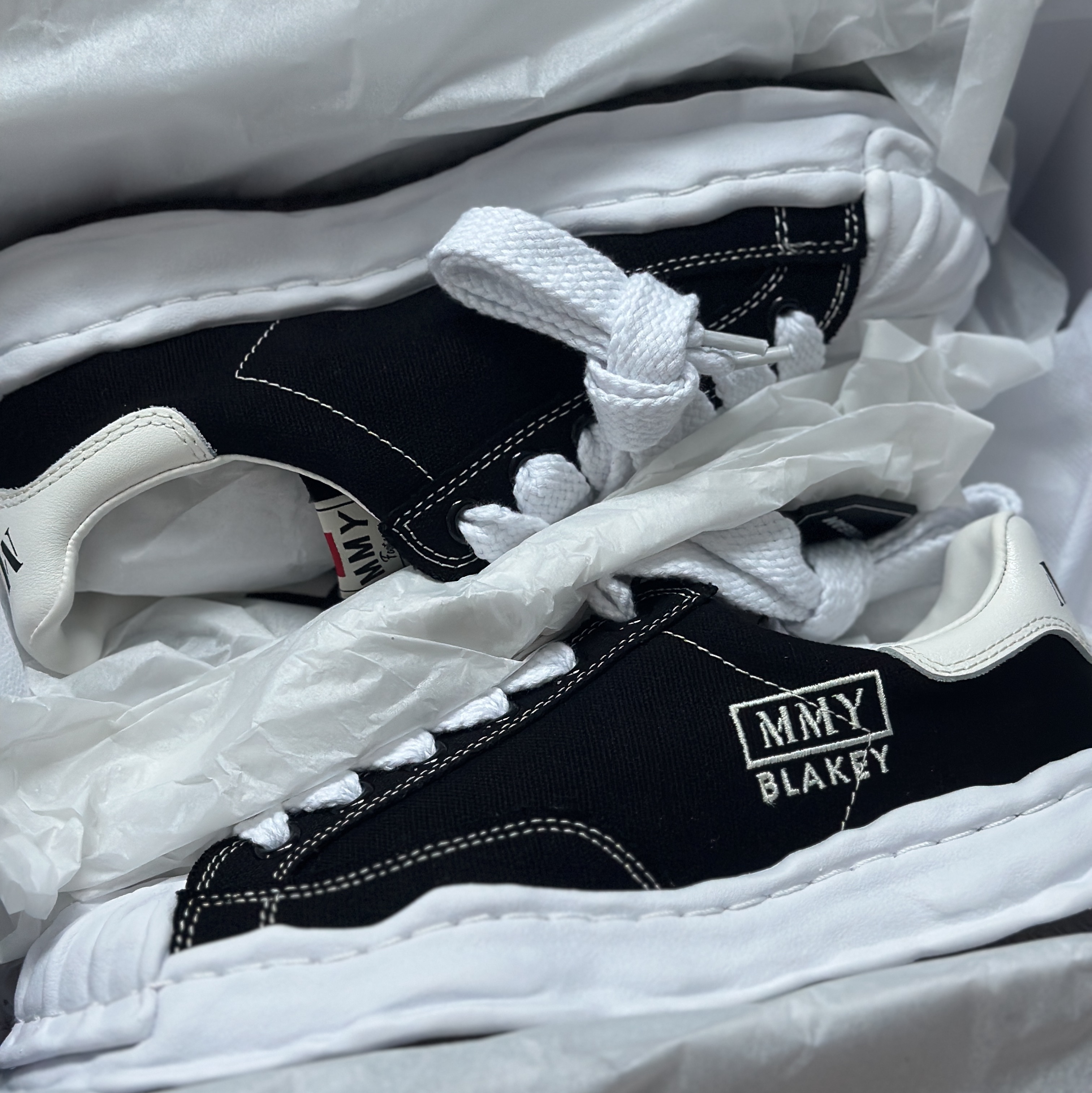 Maison Mihara Yasuhiro Blakey OG Sole Canvas Low-top Sneakers Black White 착용 스타일 - 1