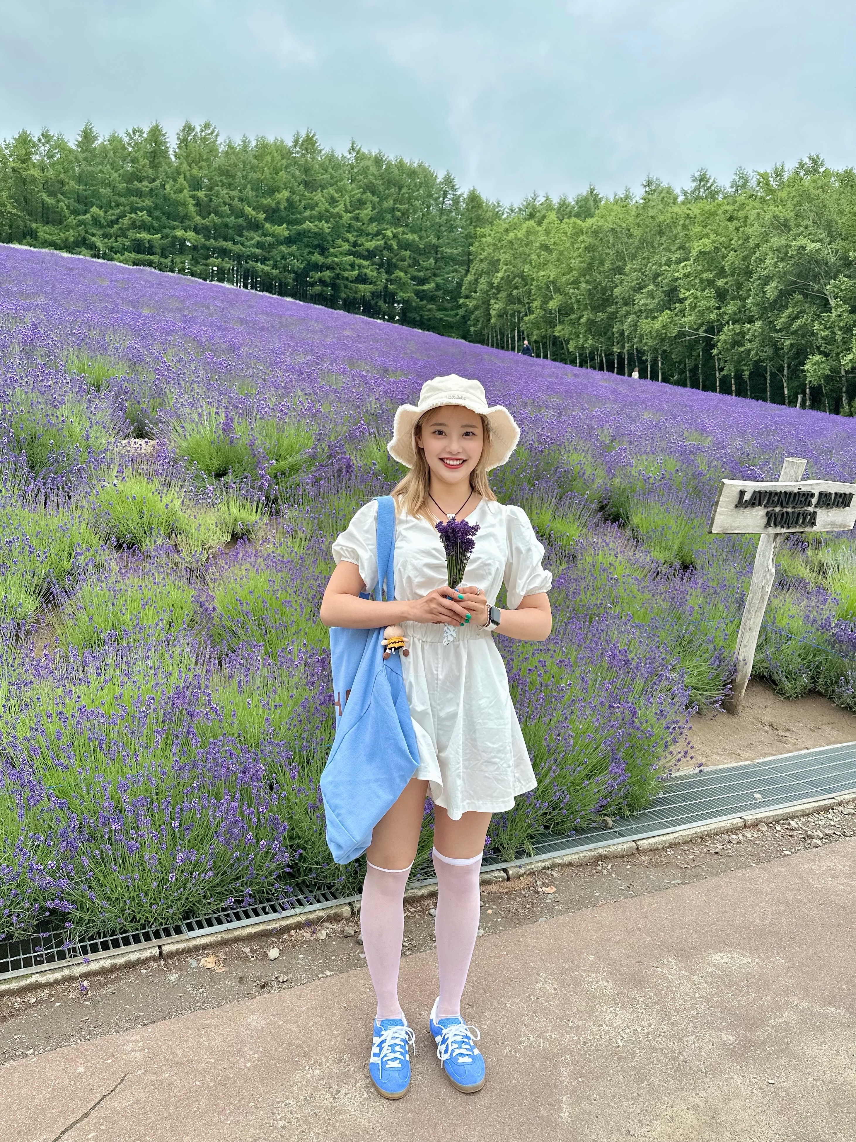 Jacquemus Le Bob Artichaut Bucket Hat Off White, (W) Adidas Gazelle Indoor Blue Fusion Cloud White 착용 스타일 - 1