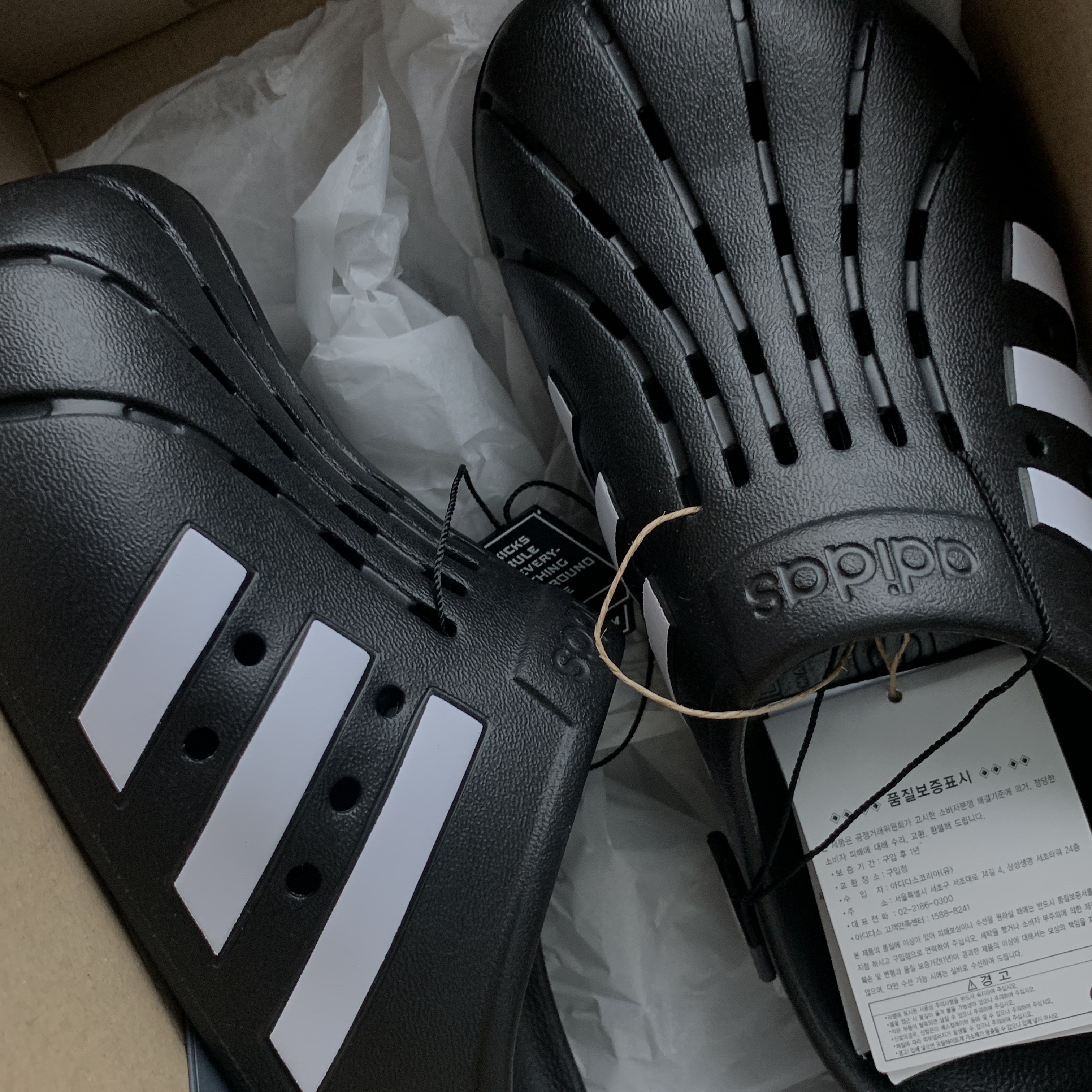 Adidas Adilette Clog Black White 착용 스타일 - 3