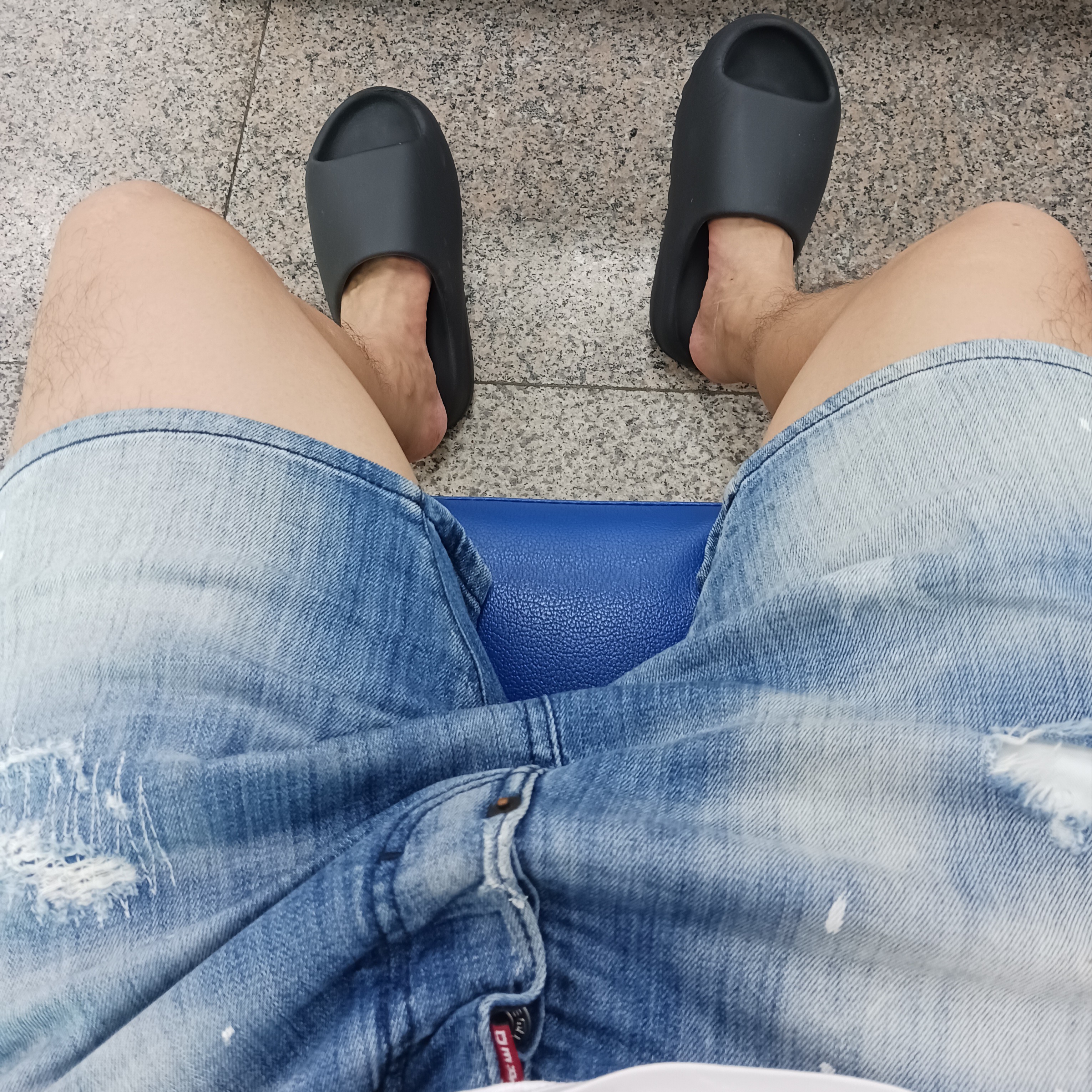 Adidas Yeezy Slide Onyx, Nike x Tom Sachs General Purpose Shoe Brown 착용 스타일 - 1
