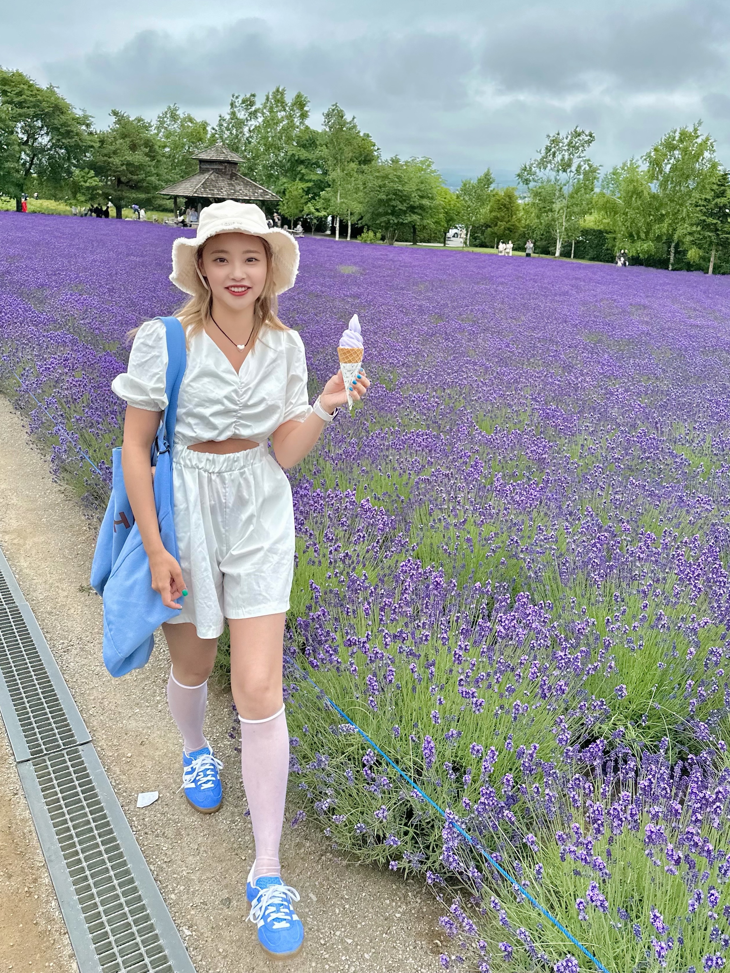 Jacquemus Le Bob Artichaut Bucket Hat Off White, (W) Adidas Gazelle Indoor Blue Fusion Cloud White 착용 스타일 - 2