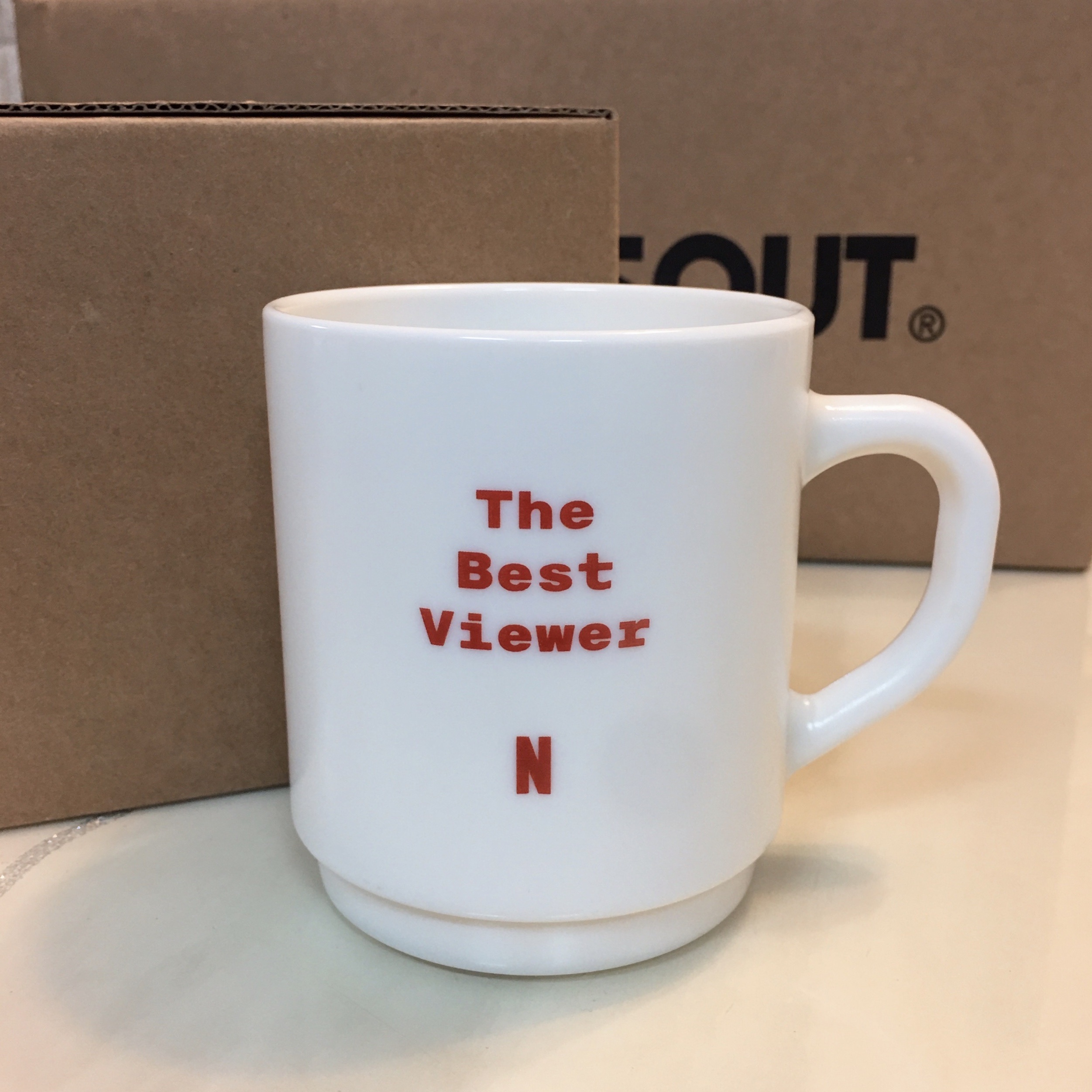 IAB Studio x Netflix Milk Glass White 착용 스타일 - 2