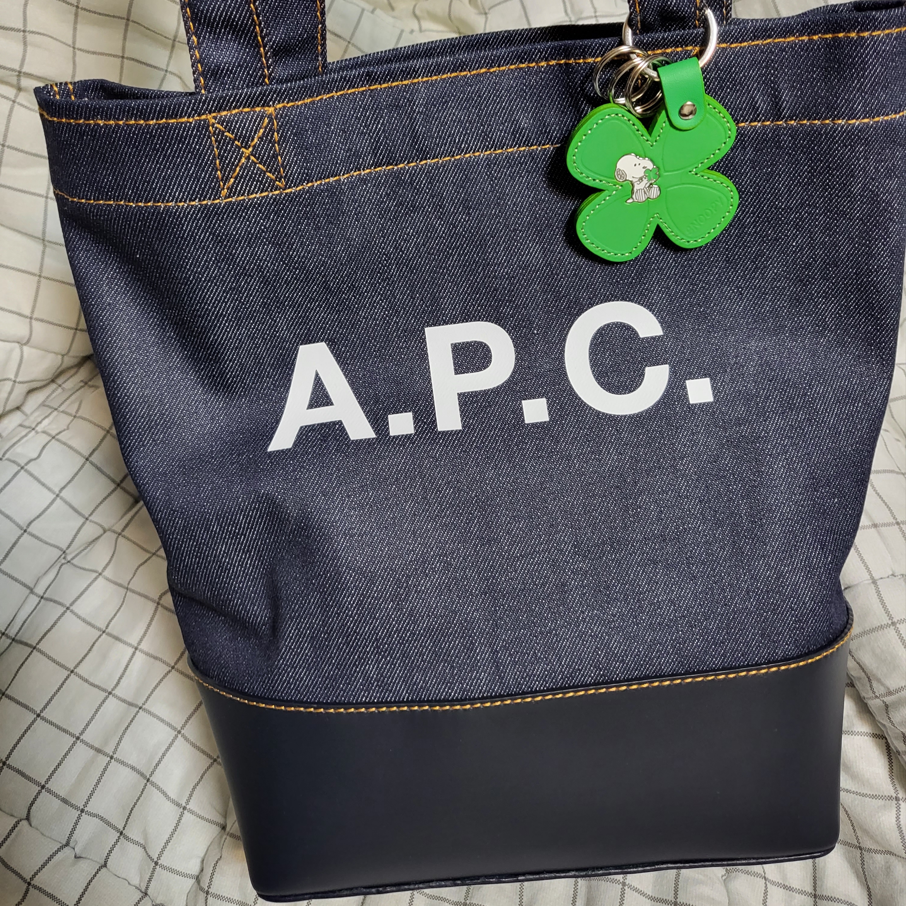 A.P.C. Axelle Small Tote Bag Denim Dark Navy 착용 스타일