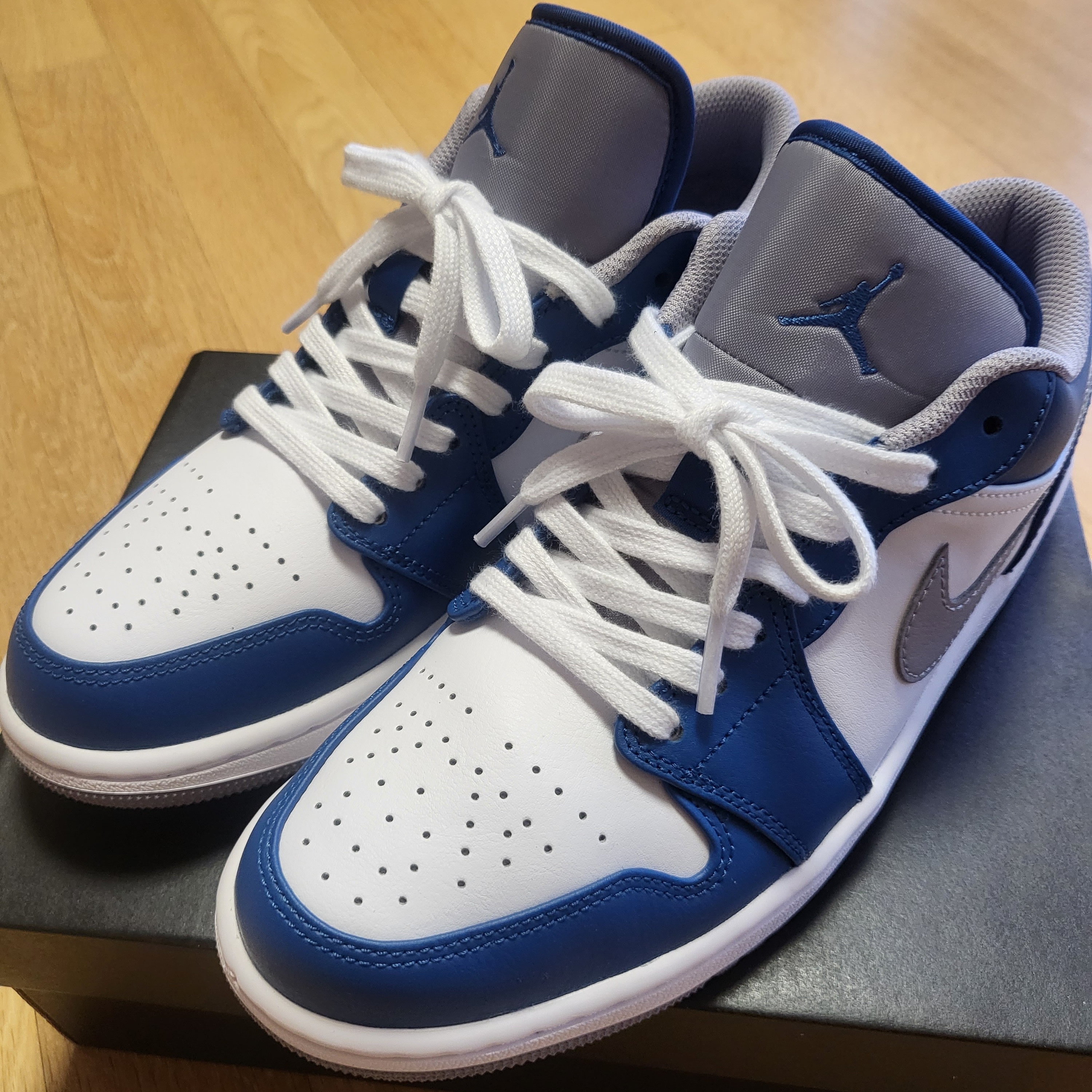 Jordan 1 Low True Blue Cement Grey 착용 스타일 - 1