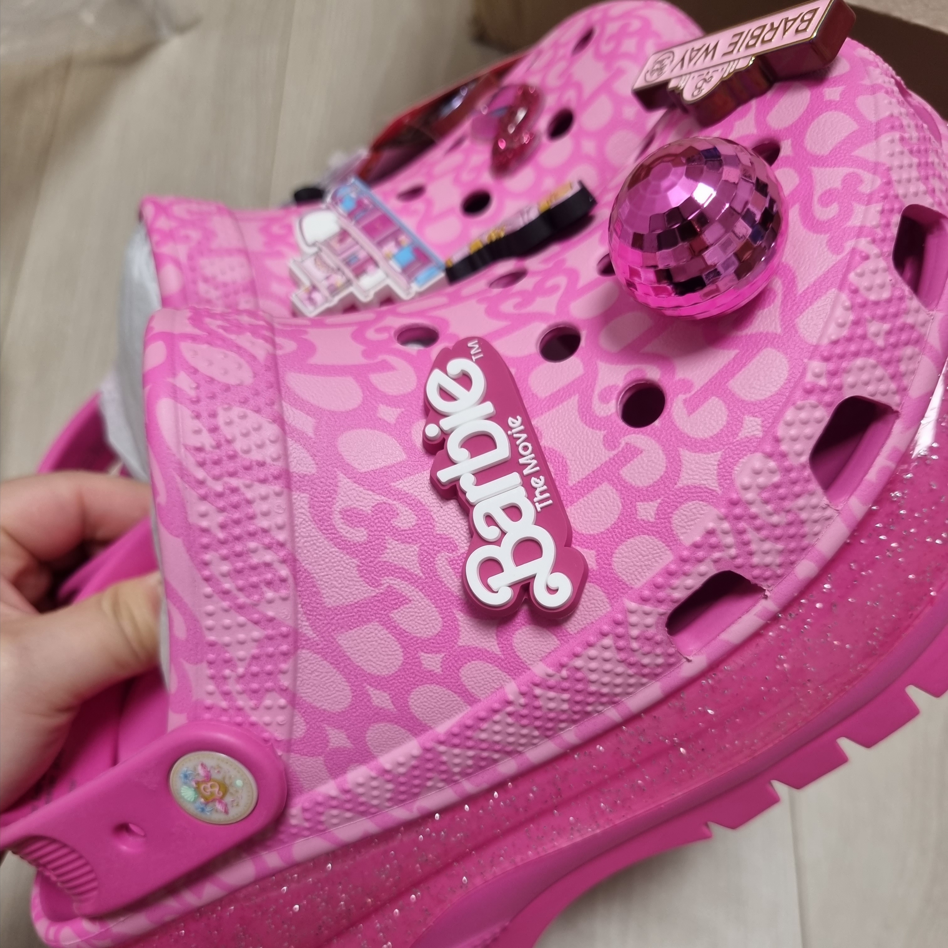 (W) Crocs x Barbie The Movie Classic Mega Crush Clog Electric Pink 착용 스타일 - 2