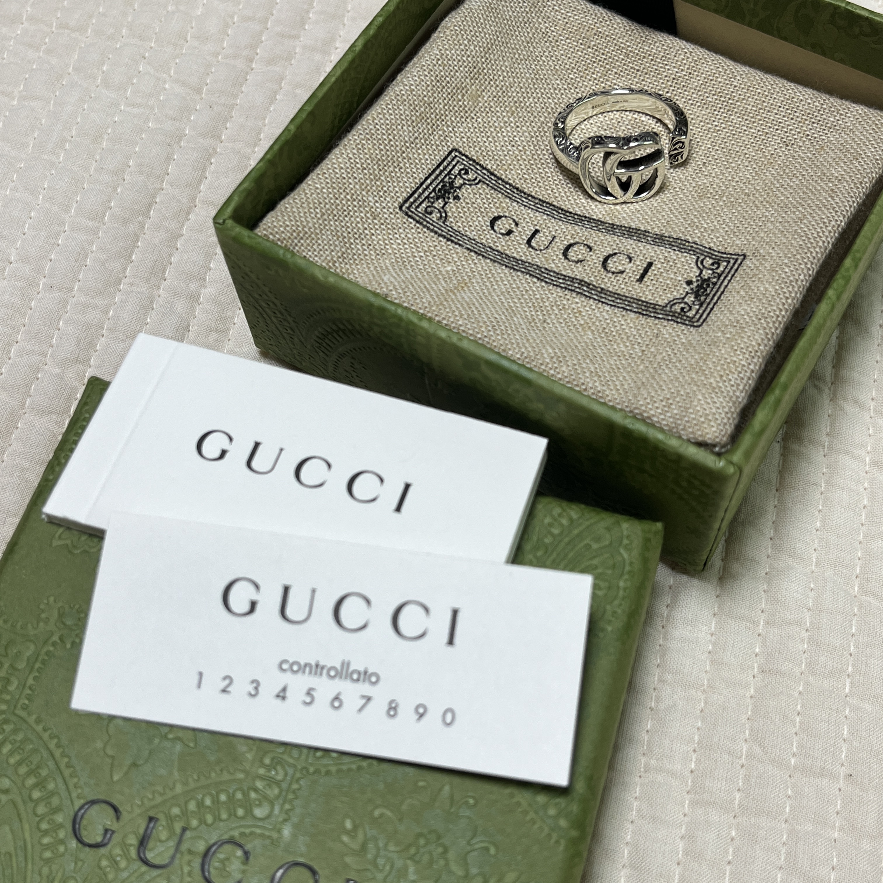 Gucci Double G Keyring Silver Aged Finish 착용 스타일 - 1