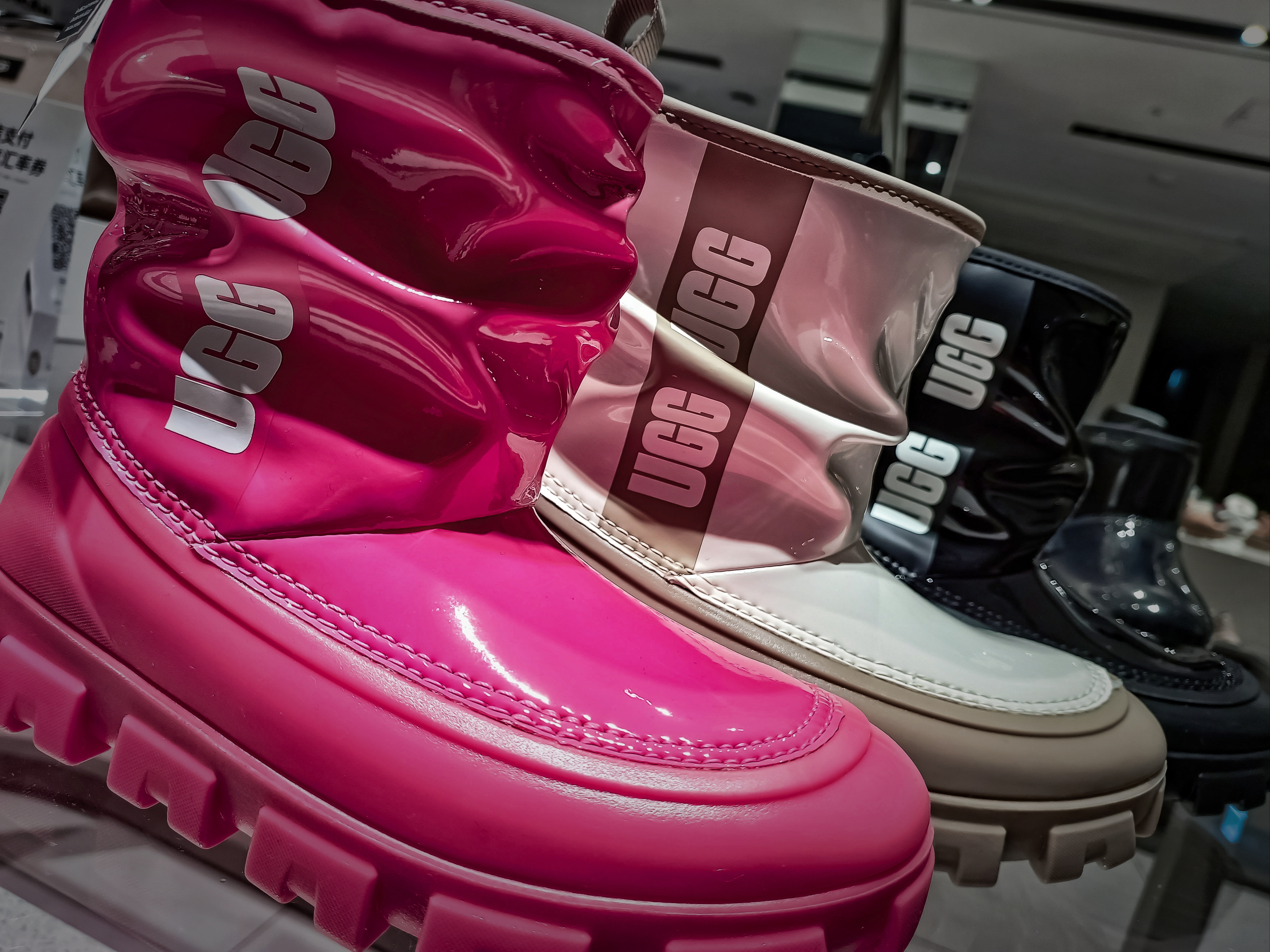 (W) UGG Classic Brellah Mini Rain Boot Super Coral, (W) UGG Classic Brellah Mini Rain Boots Burnt Olive 착용 스타일