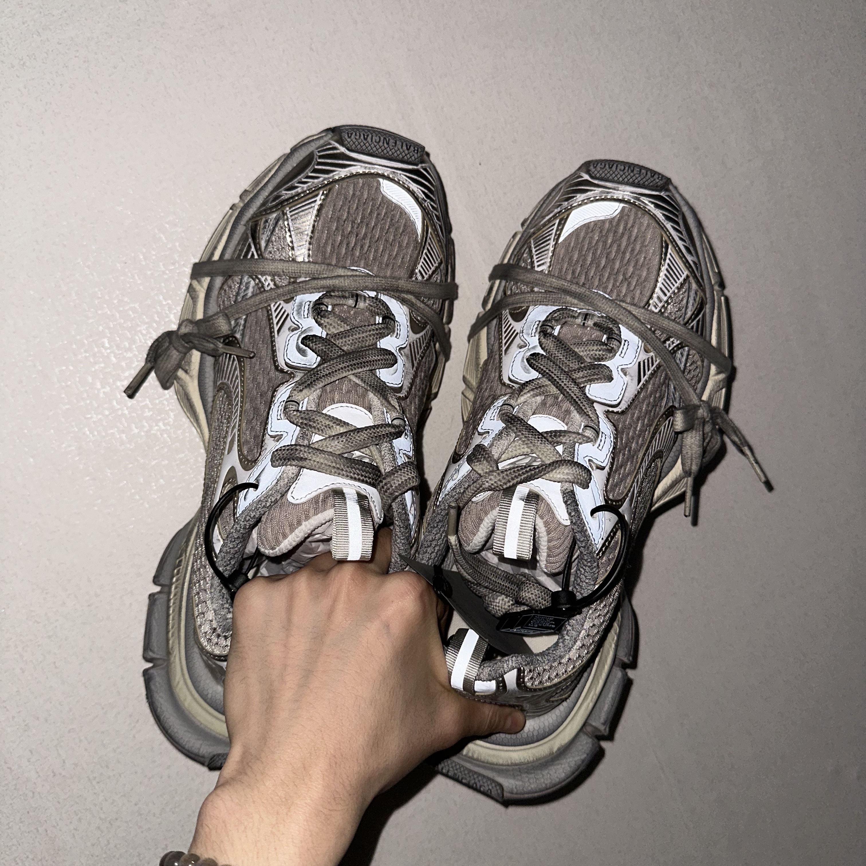 (W) Balenciaga 3XL Sneakers Light Beige 착용 스타일 - 2