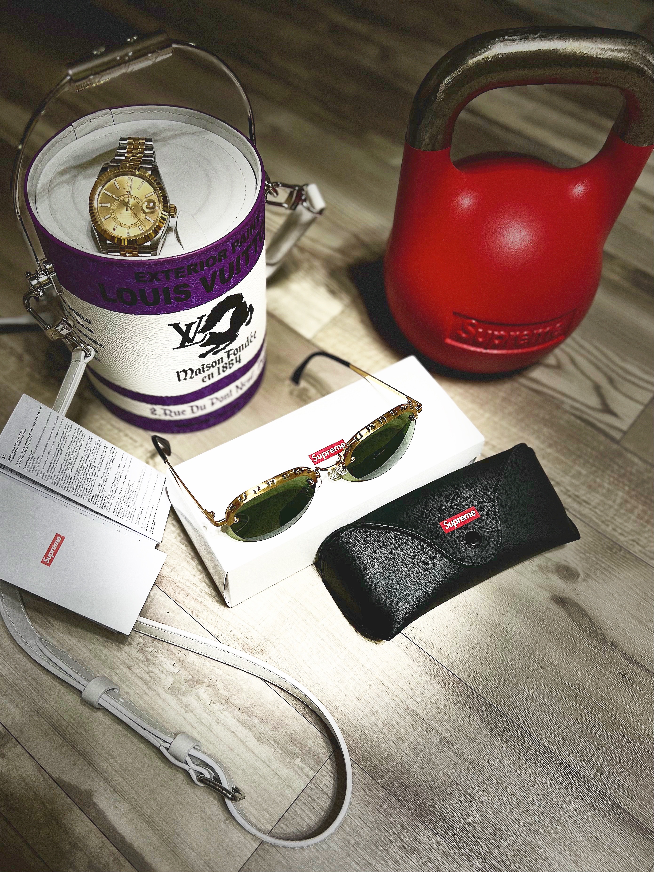 Supreme Elm Sunglasses Gold - 23SS, Rolex Sky-Dweller 42mm 326933 Champagne Jubilee 착용 스타일 - 3