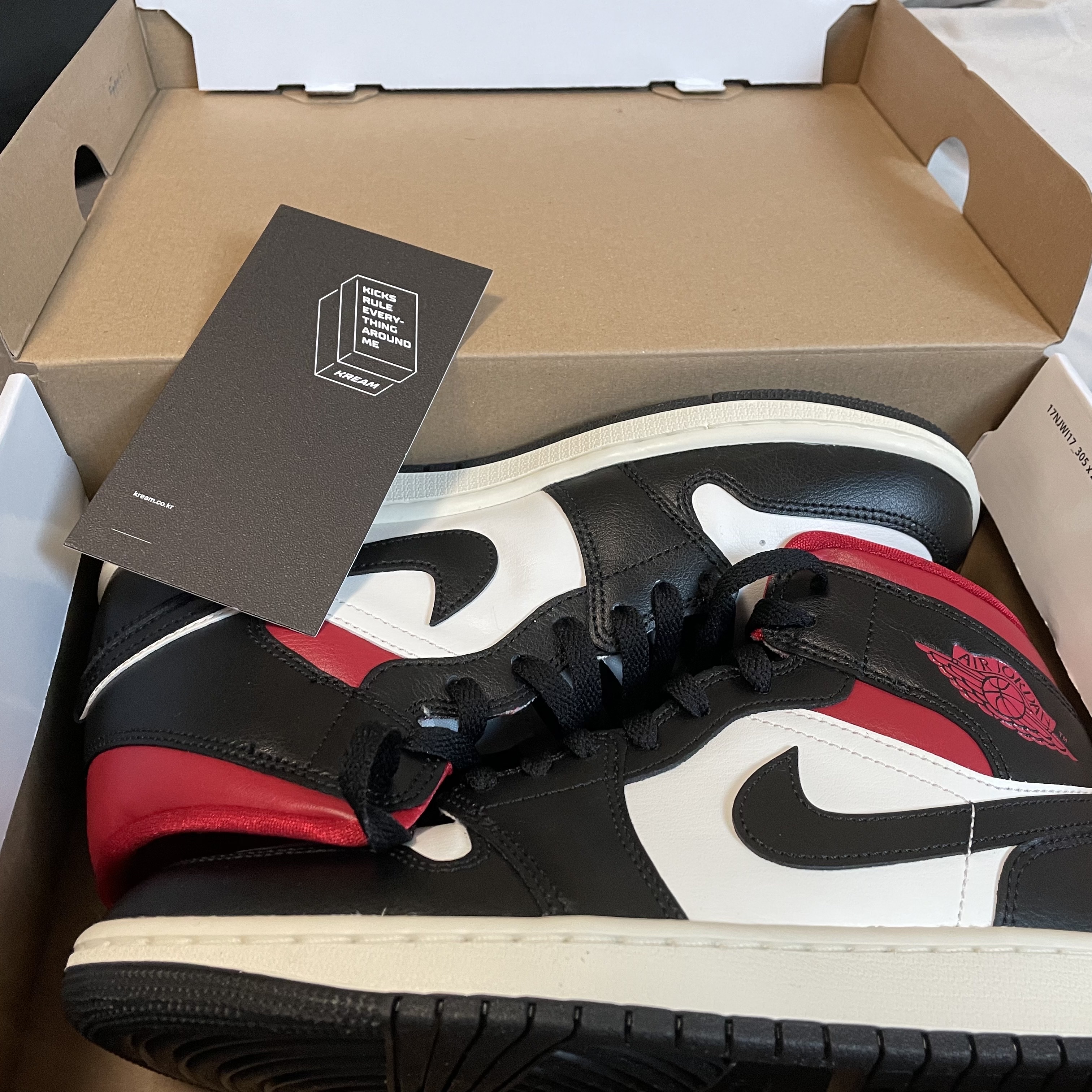(W) Jordan 1 Mid Black Gym Red 착용 스타일 - 3