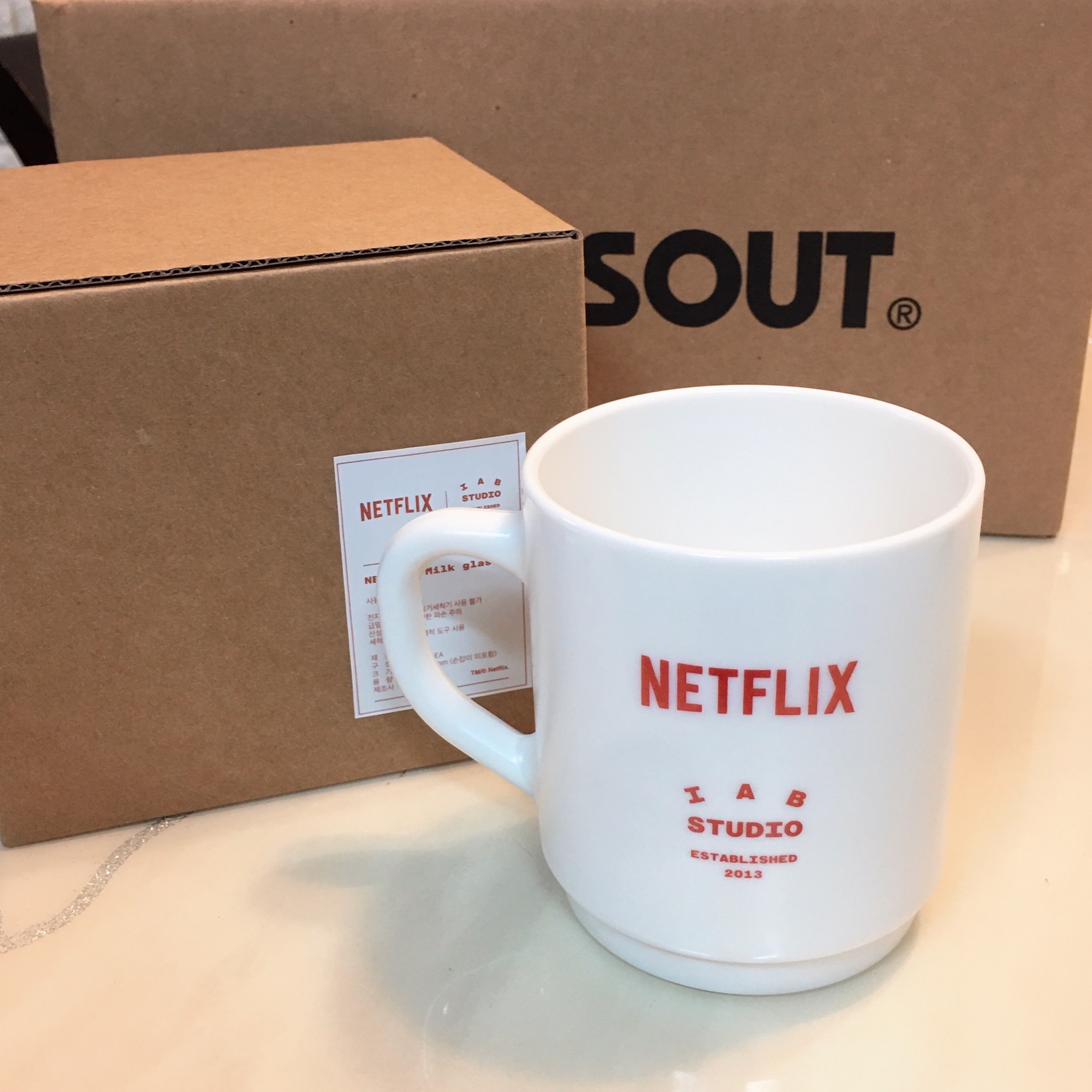 IAB Studio x Netflix Milk Glass White 착용 스타일 - 1