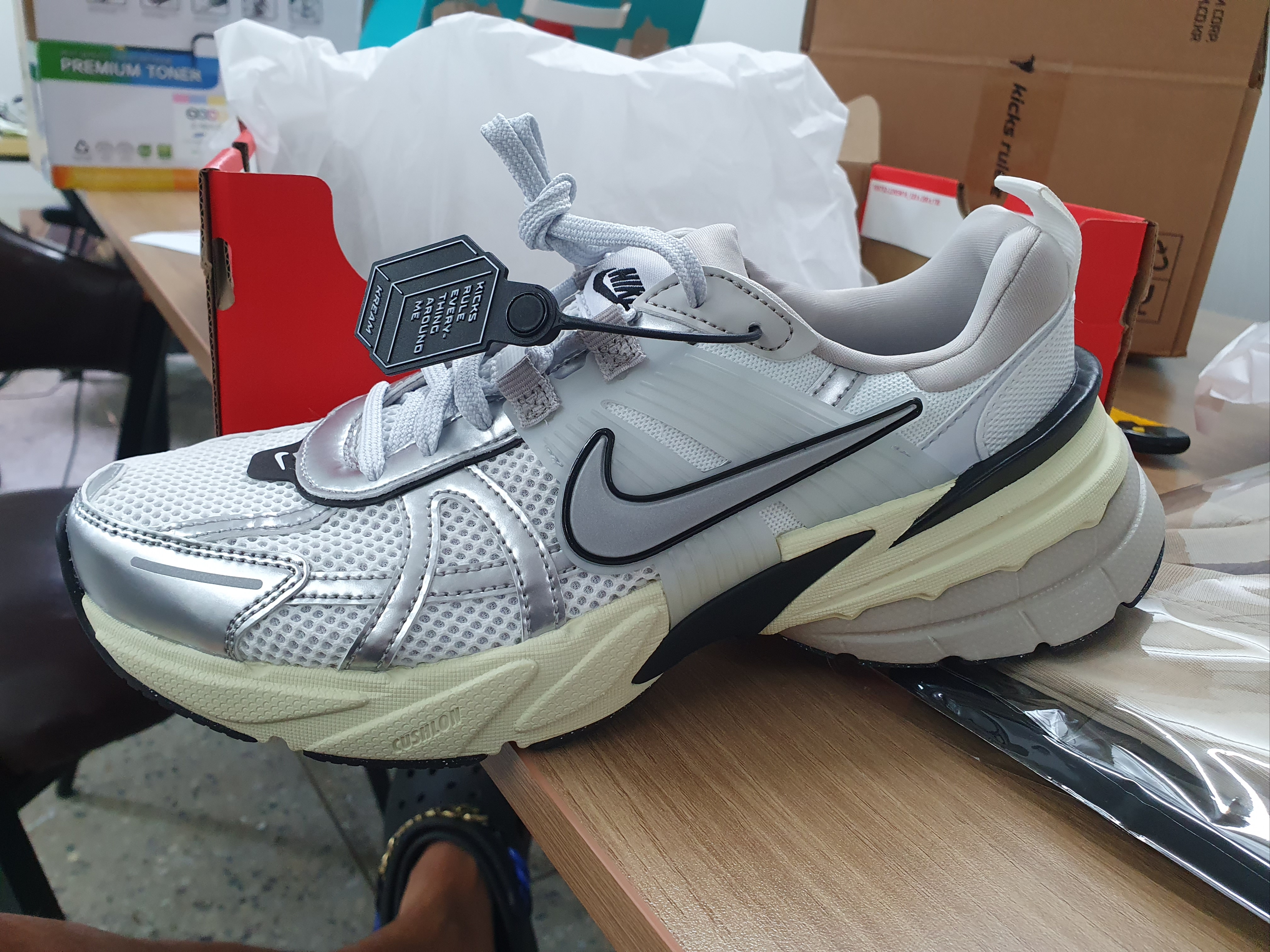 Nike V2K Run Summit White Metallic Silver 착용 스타일