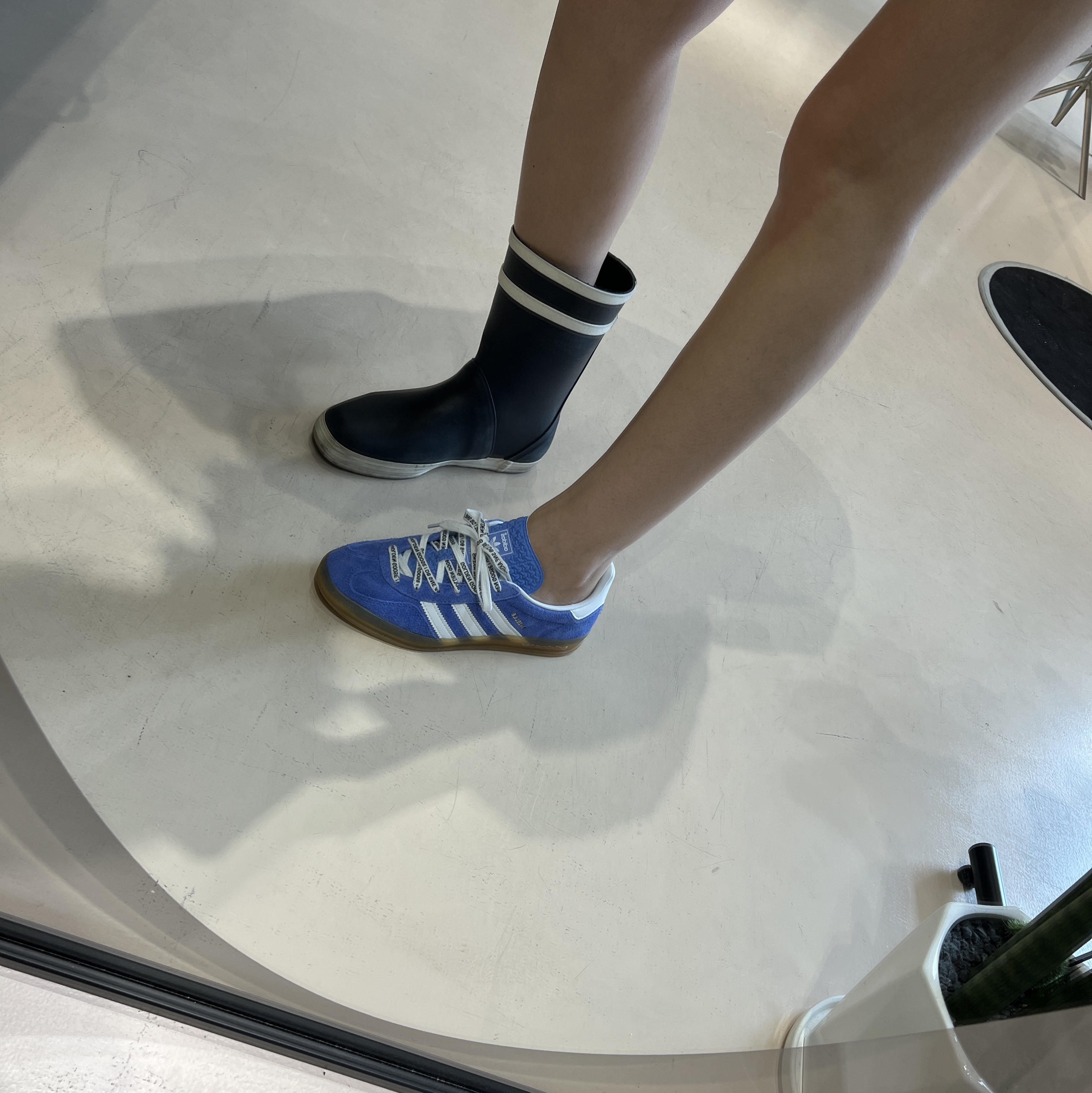 (W) Adidas Gazelle Indoor Blue Fusion Cloud White 착용 스타일