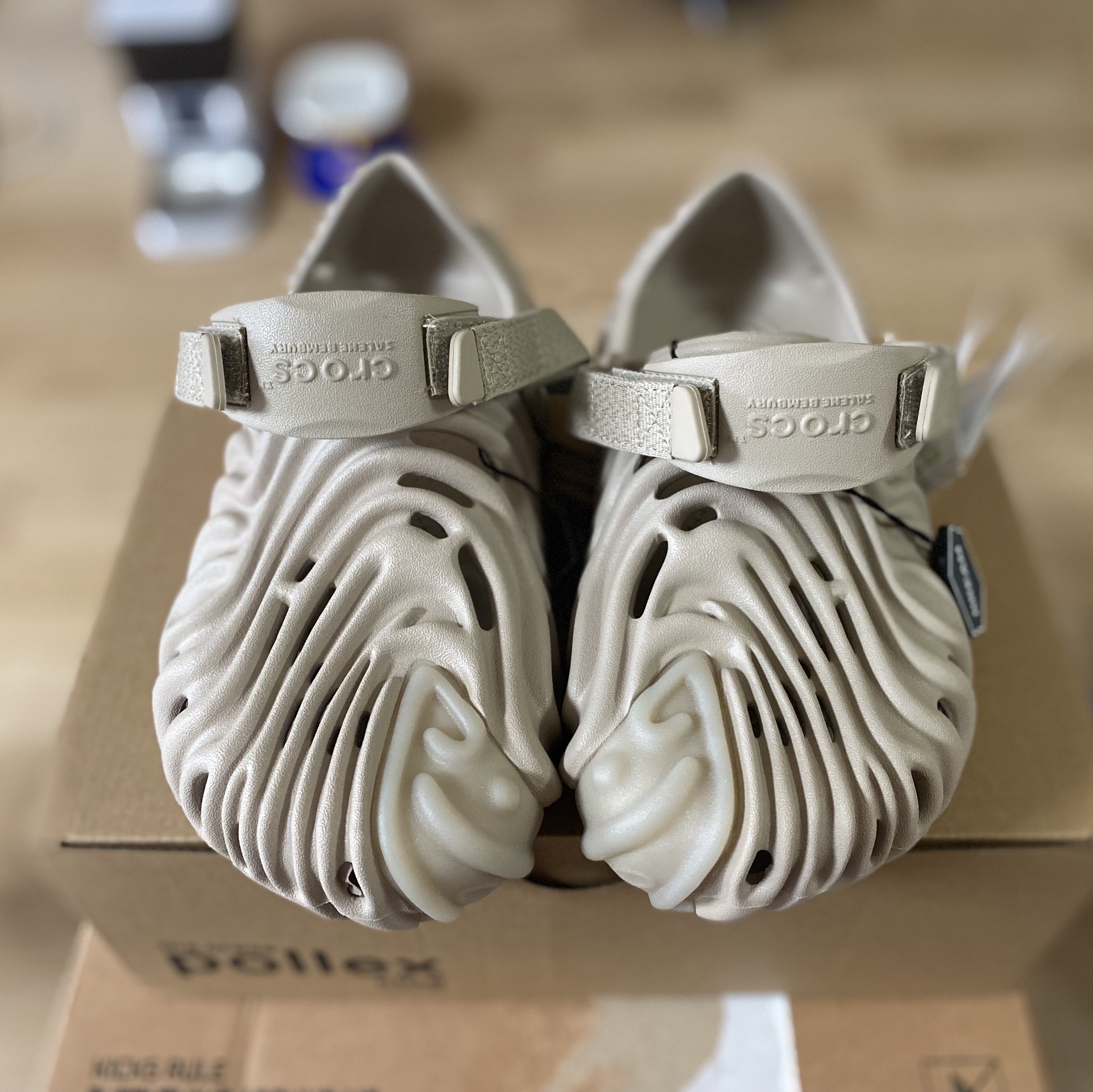 Crocs x Salehe Bembury Pollex Clog Horchata 착용 스타일 - 3