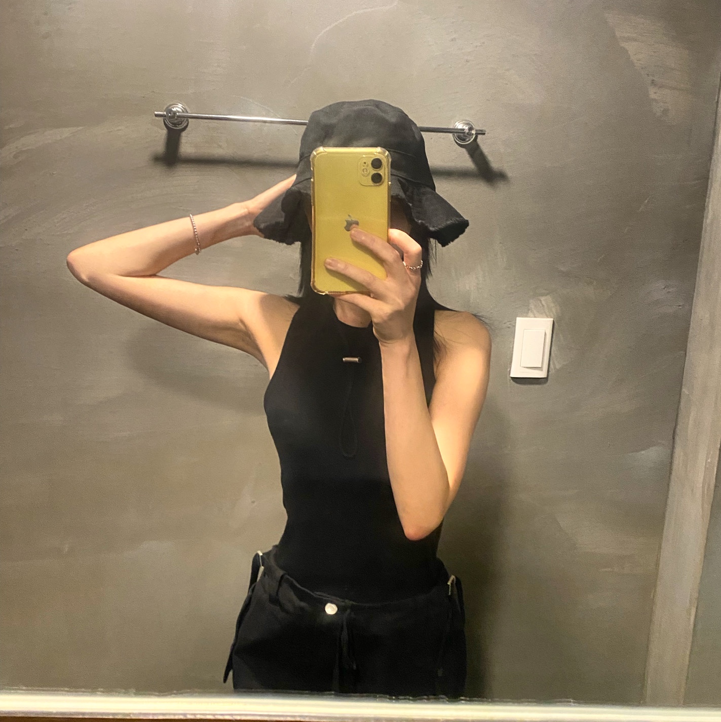 Jacquemus Le Bob Artichaut Bucket Hat Black 착용 스타일 - 1