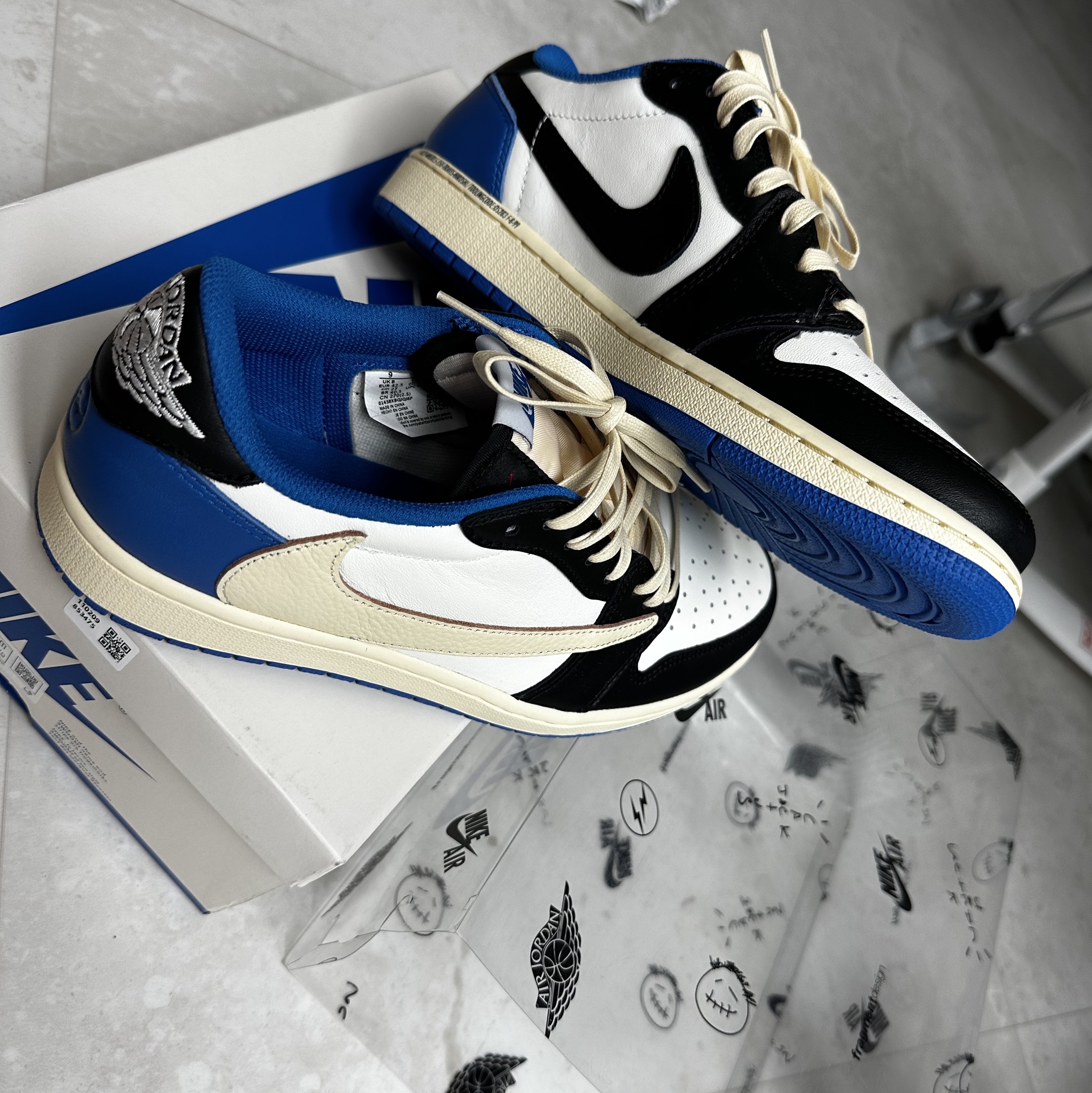 Jordan 1 x Travis Scott x Fragment Retro Low OG SP Military Blue, Apple AirPods Max Lightning Silver (Korean Ver.) 착용 스타일 - 2