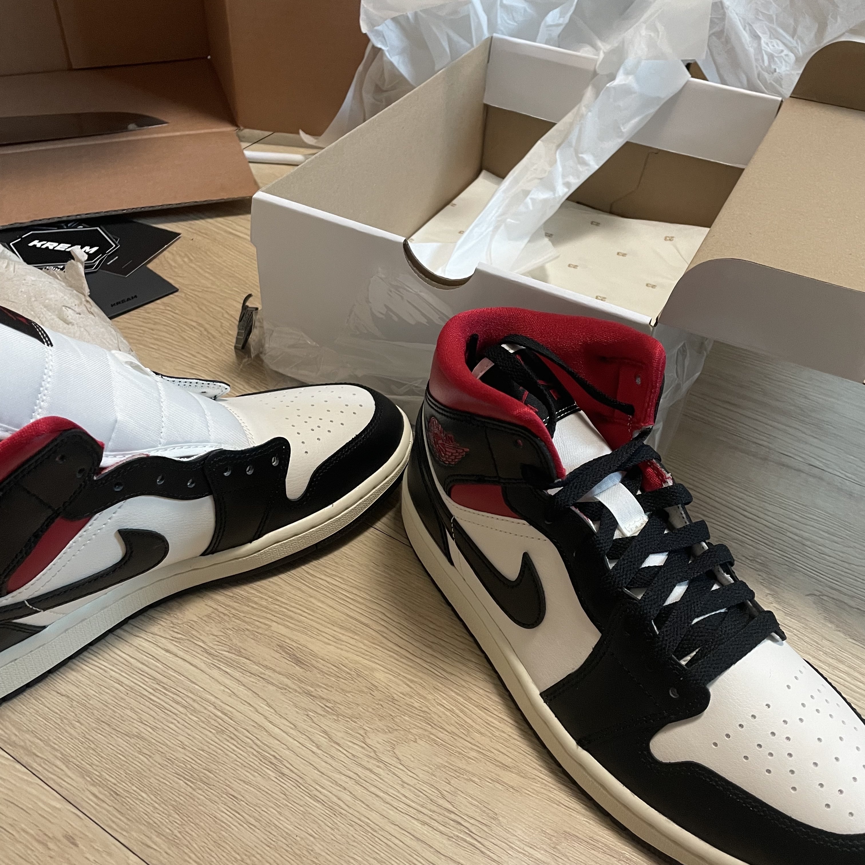 (W) Jordan 1 Mid Black Gym Red 착용 스타일 - 4