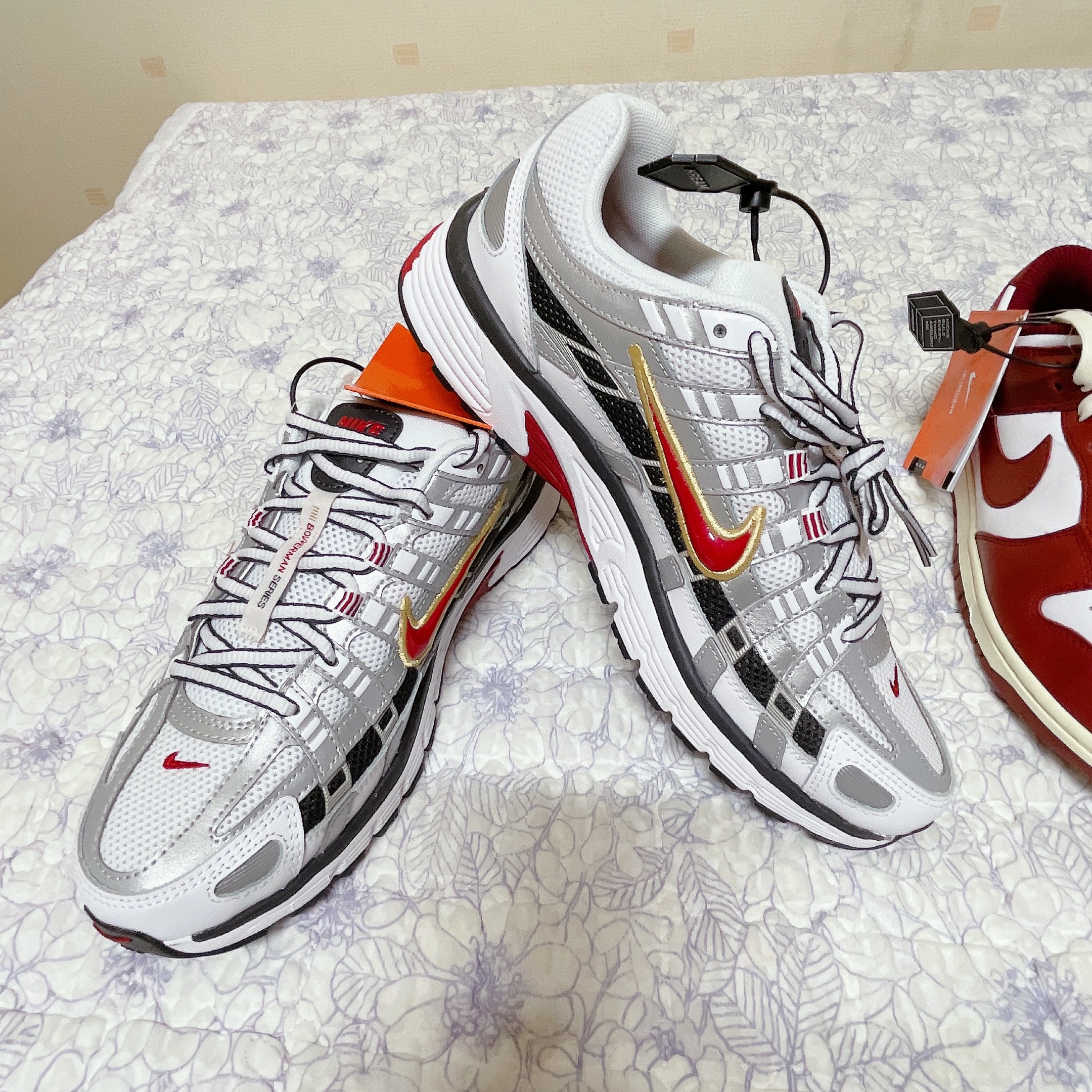 (W) Nike P-6000 Metallic Silver Red 착용 스타일