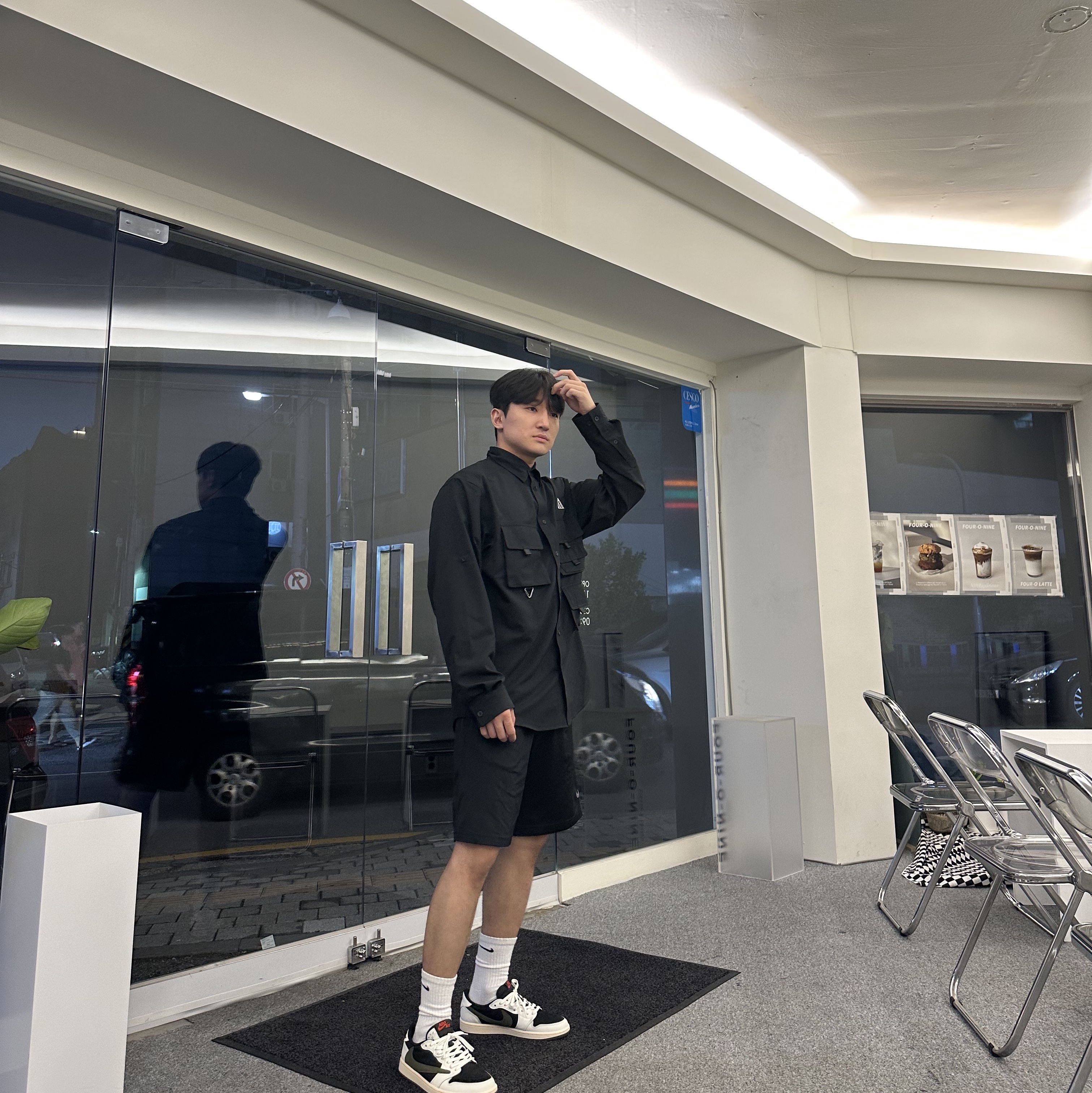 (W) Jordan 1 x Travis Scott Retro Low OG SP Medium Olive, Nike ACG Dri-Fit UV Devastation Trail Shirt Black Summit White - Asia 착용 스타일 - 1