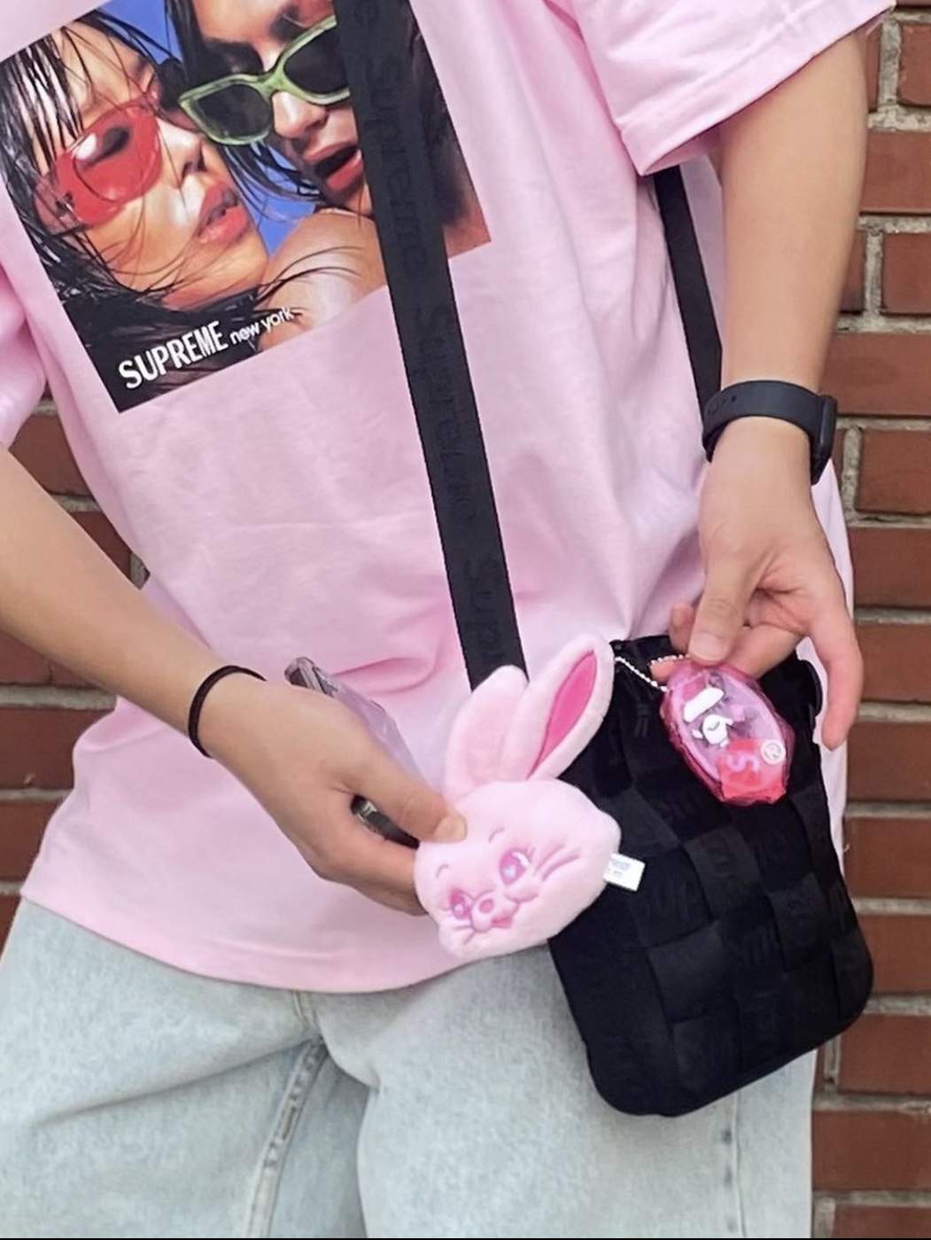 NewJeans Tokki Merchandise Fluffy Keyring Pink, Supreme Woven Shoulder Bag Black - 23SS 착용 스타일 - 2