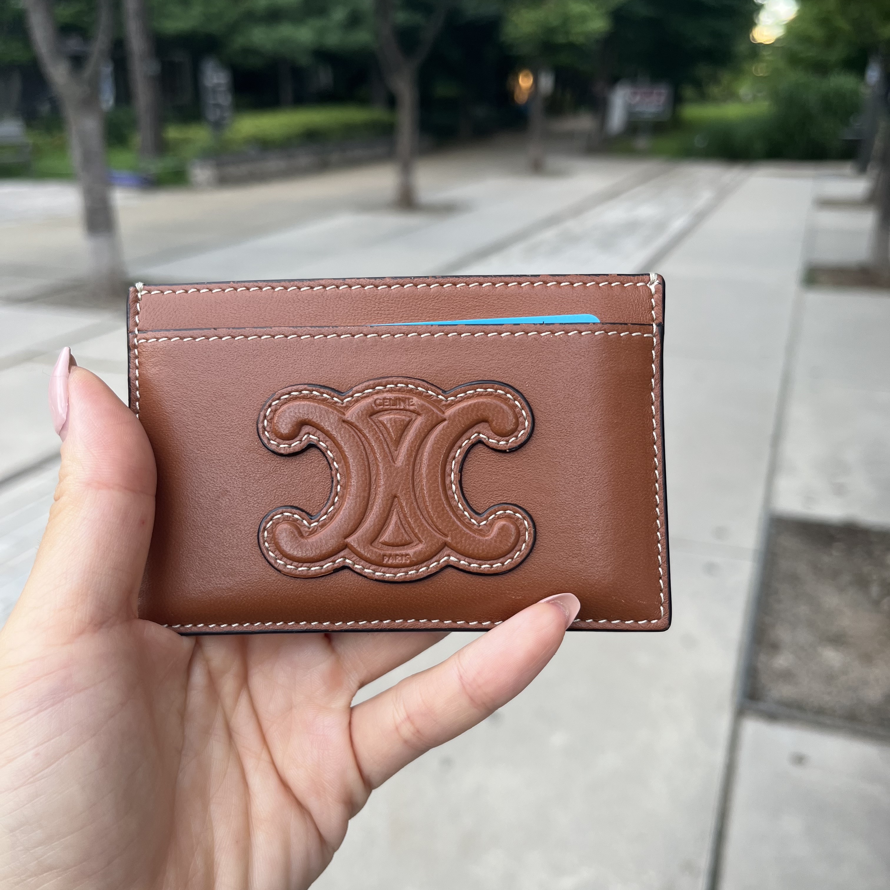 Celine Card Holder Cuir Triomphe in Smooth Lambskin Tan 착용 스타일
