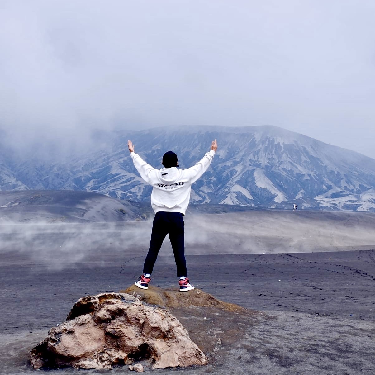 Essentials The Core Collection Hoodie Light Oatmeal 착용 스타일