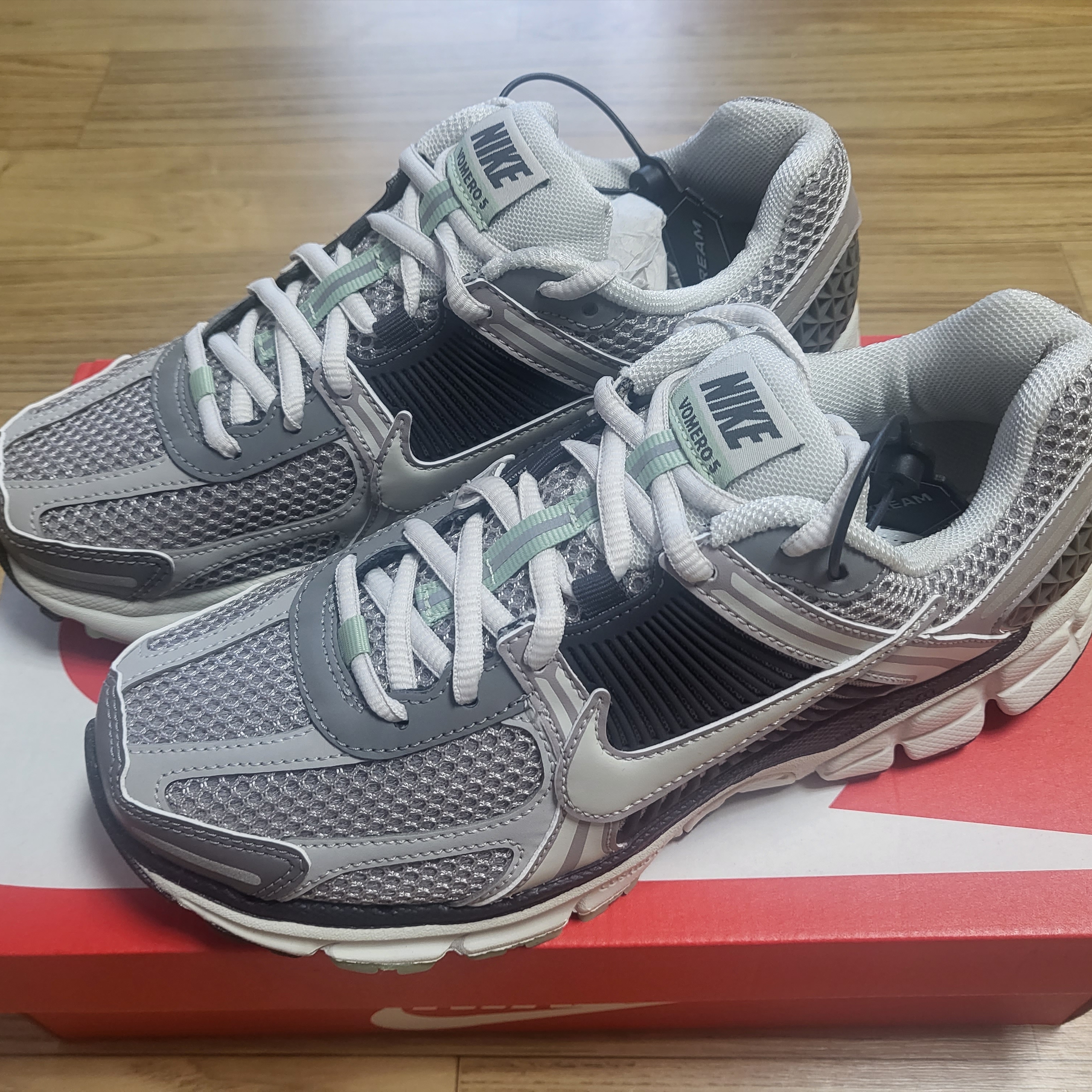 (W) Nike Zoom Vomero 5 Cobblestone and Flat Pewter 착용 스타일