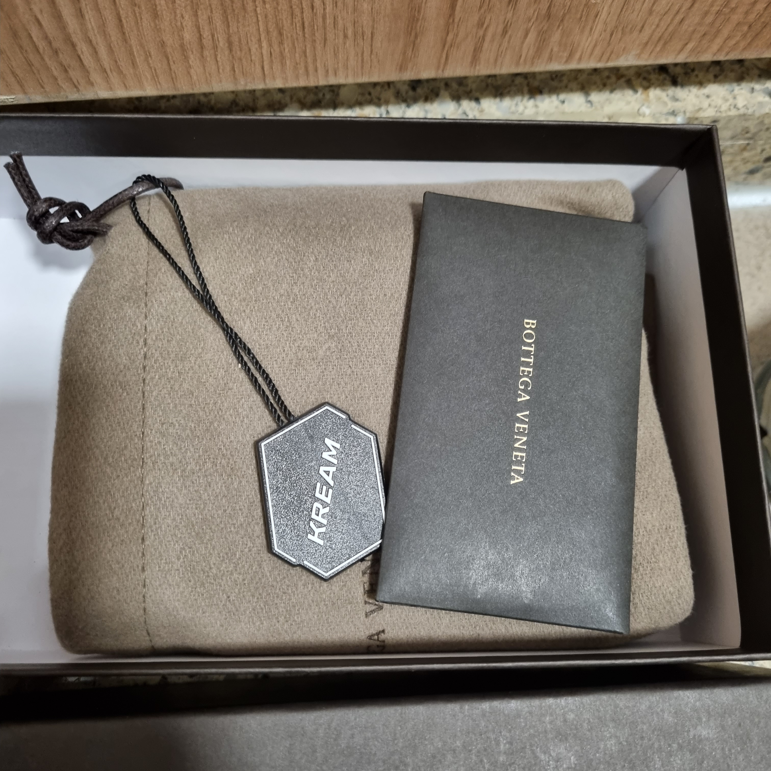 Bottega Veneta Bi-Fold Wallet Black 착용 스타일 - 3
