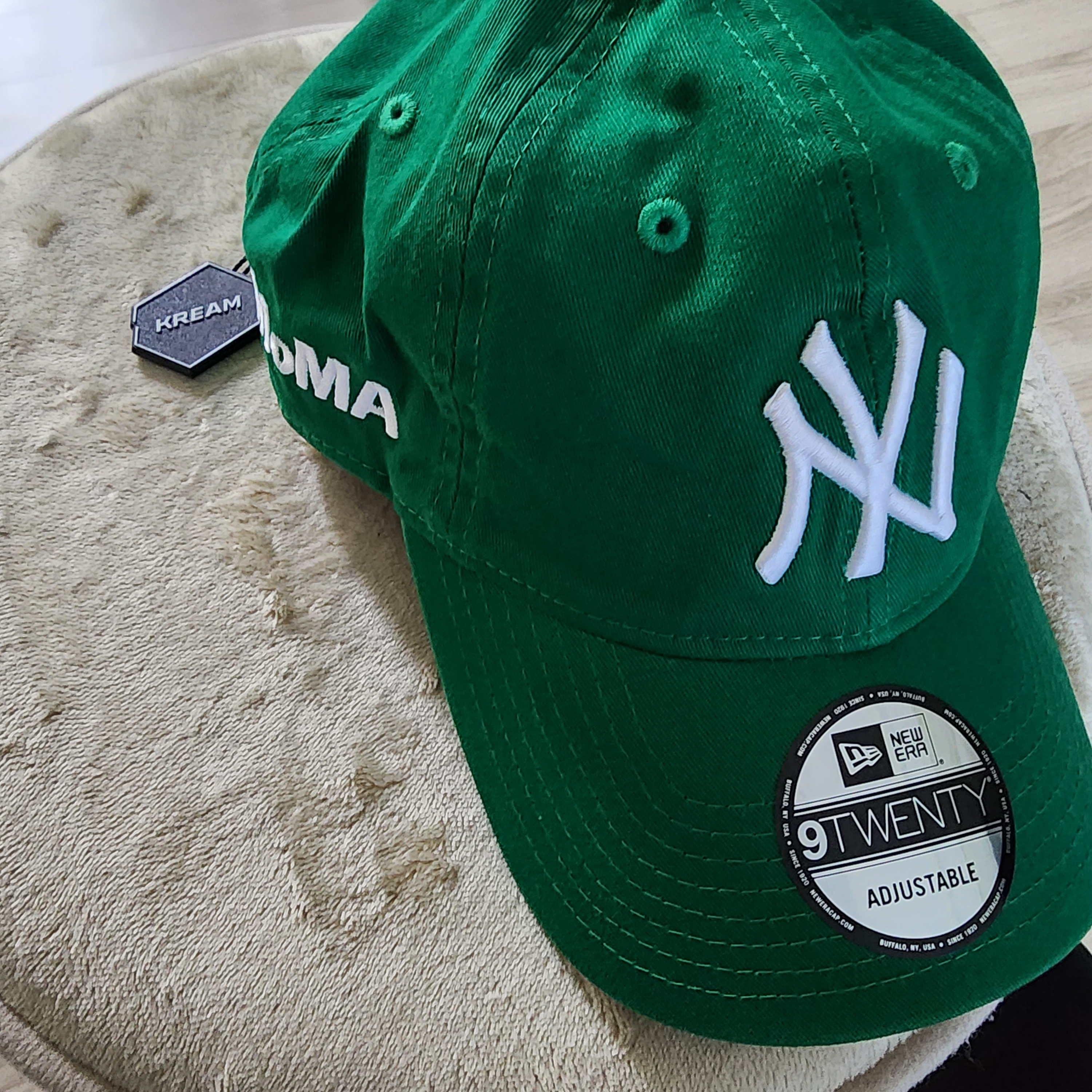 New Era x MoMA New York Yankees Cap Kelly Green 착용 스타일