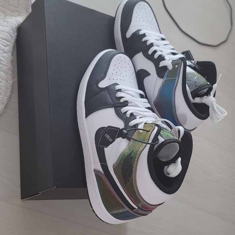 Jordan 1 Mid SE Heat Reactive 착용 스타일 - 2