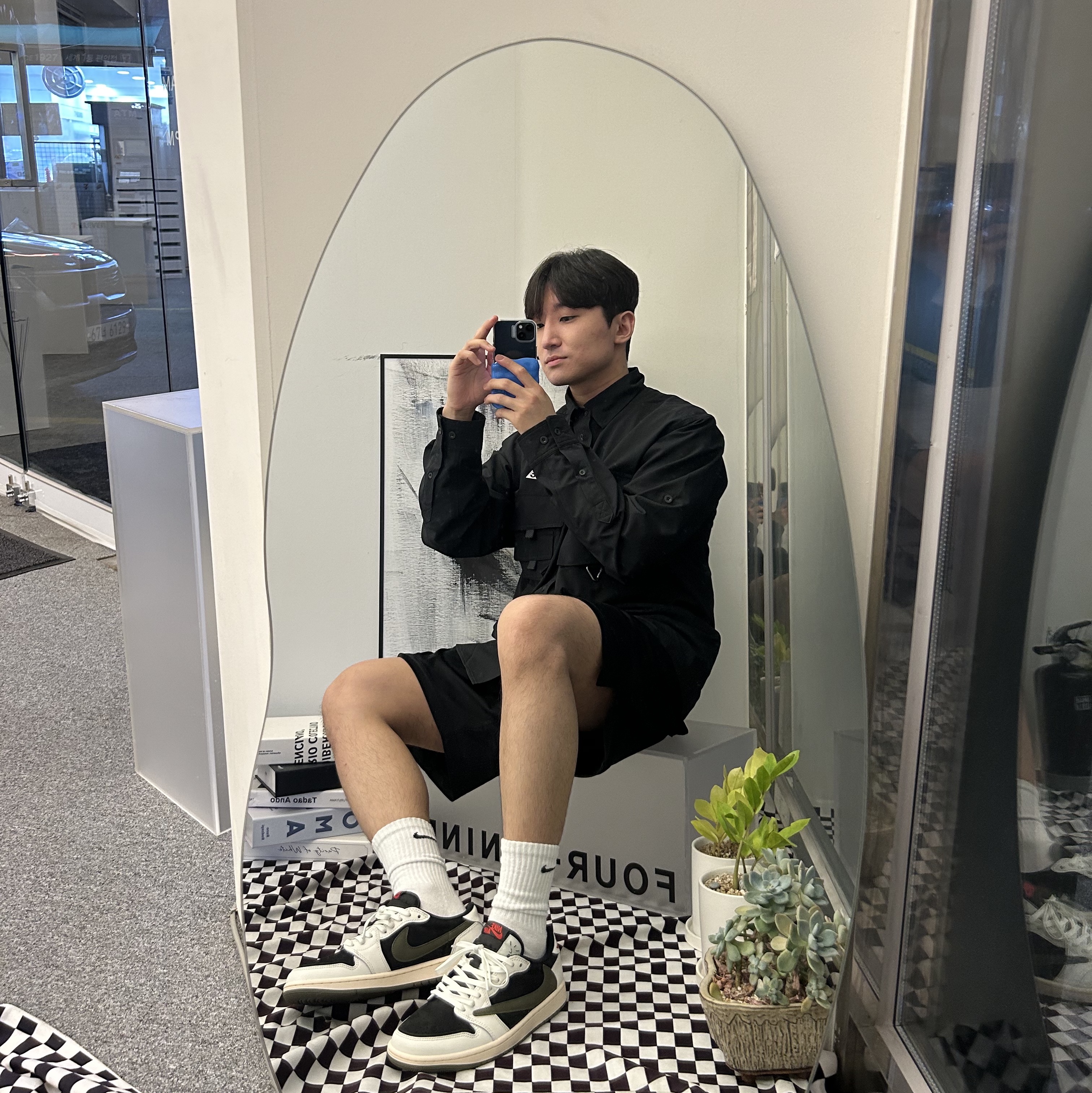 (W) Jordan 1 x Travis Scott Retro Low OG SP Medium Olive, Nike ACG Dri-Fit UV Devastation Trail Shirt Black Summit White - Asia 착용 스타일 - 4