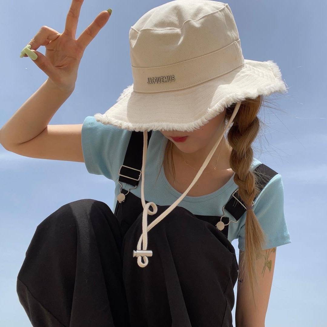 Jacquemus Le Bob Artichaut Bucket Hat Off White 착용 스타일 - 4