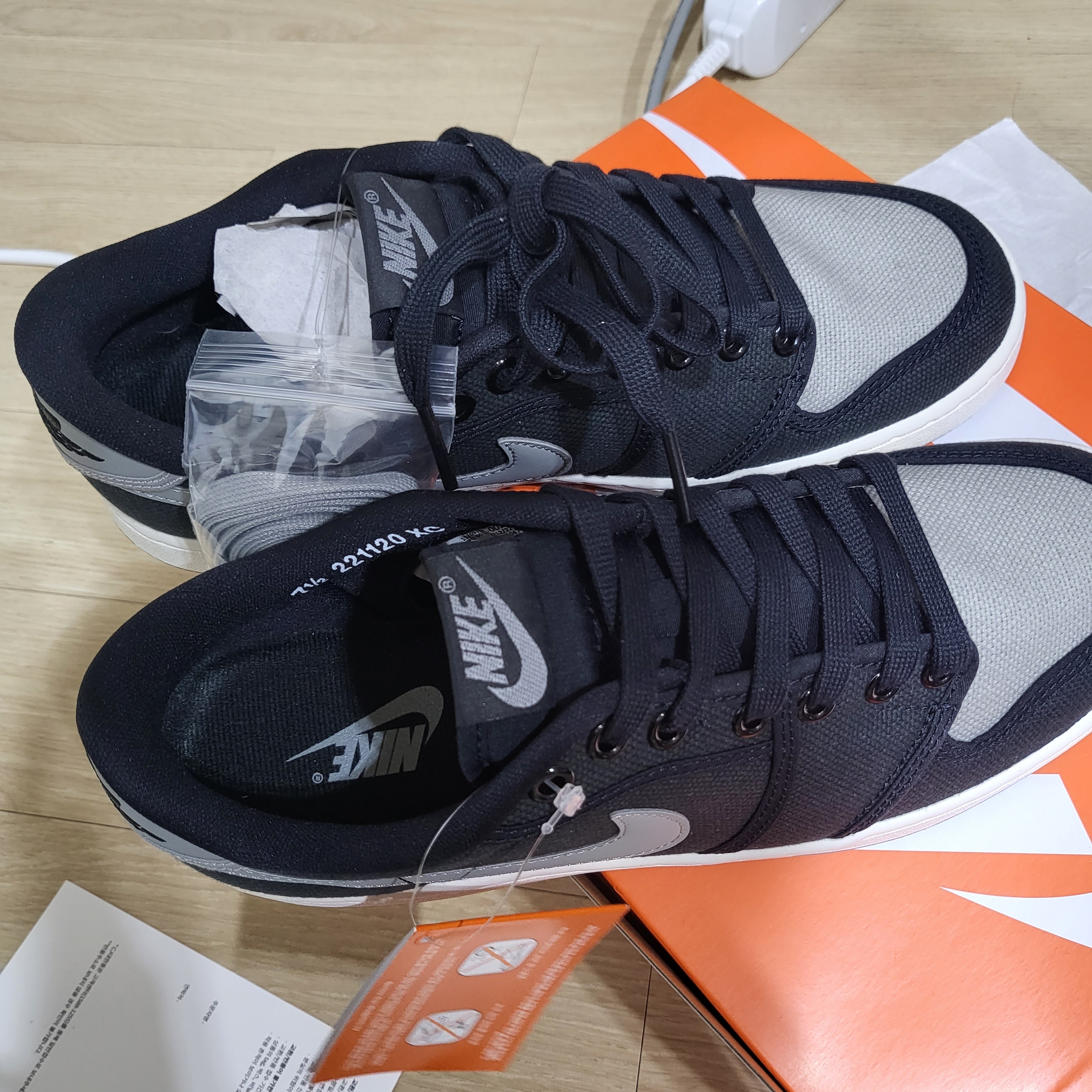 Jordan 1 KO Low Black Medium Grey 착용 스타일 - 2