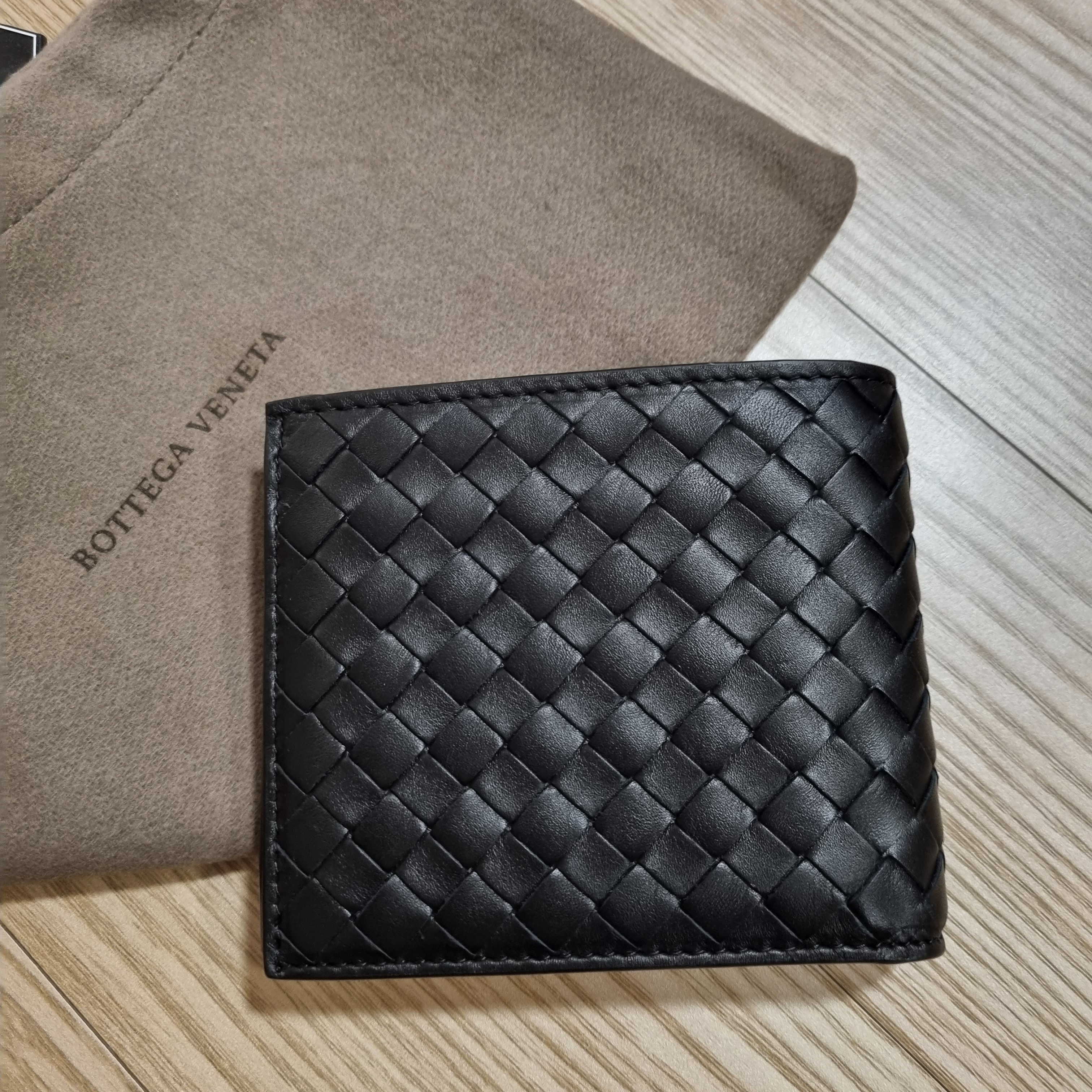Bottega Veneta Bi-Fold Wallet Black 착용 스타일 - 2