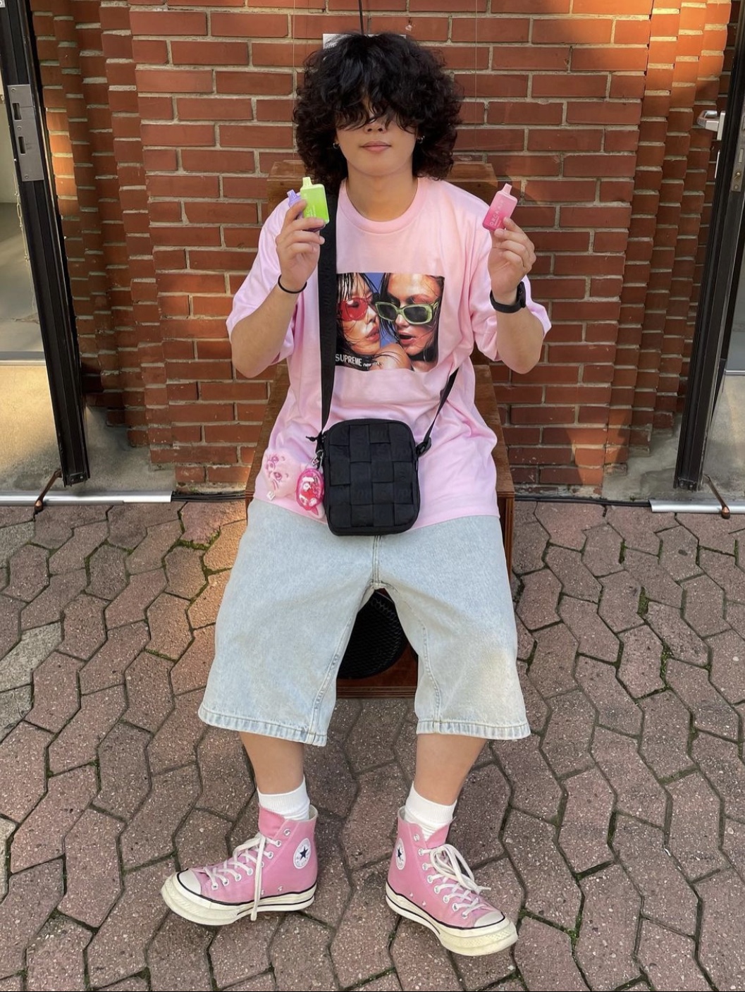 NewJeans Tokki Merchandise Fluffy Keyring Pink, Supreme Woven Shoulder Bag Black - 23SS 착용 스타일 - 5