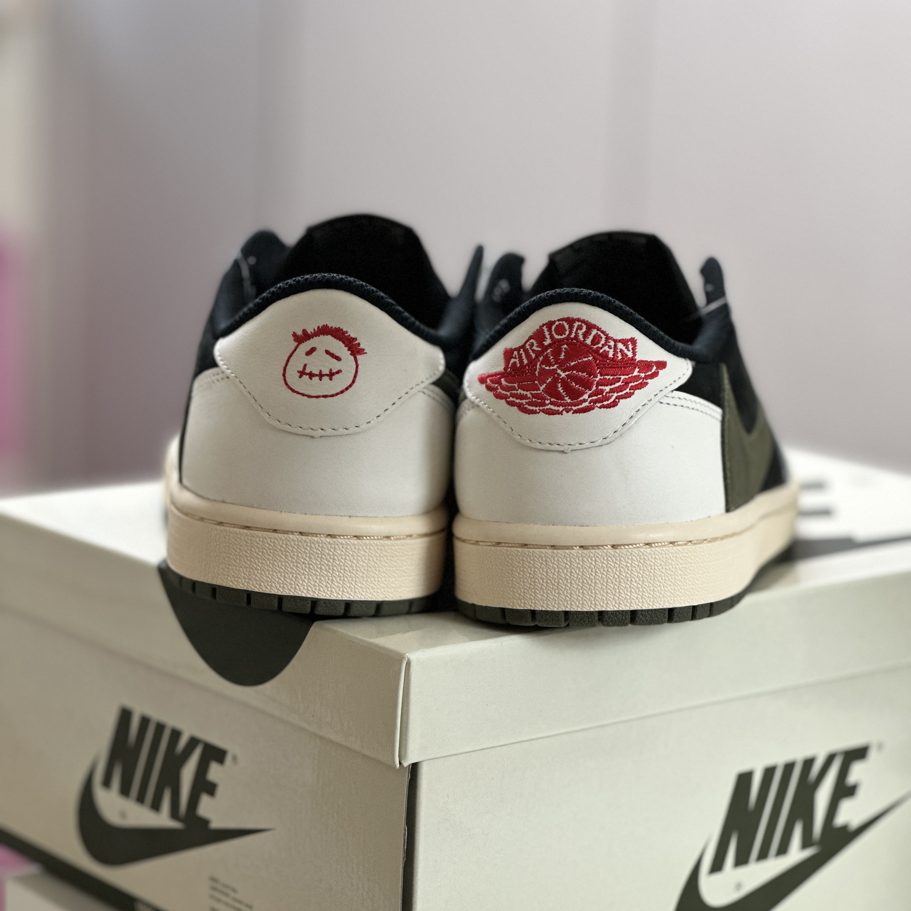 (W) Jordan 1 x Travis Scott Retro Low OG SP Medium Olive 착용 스타일 - 2