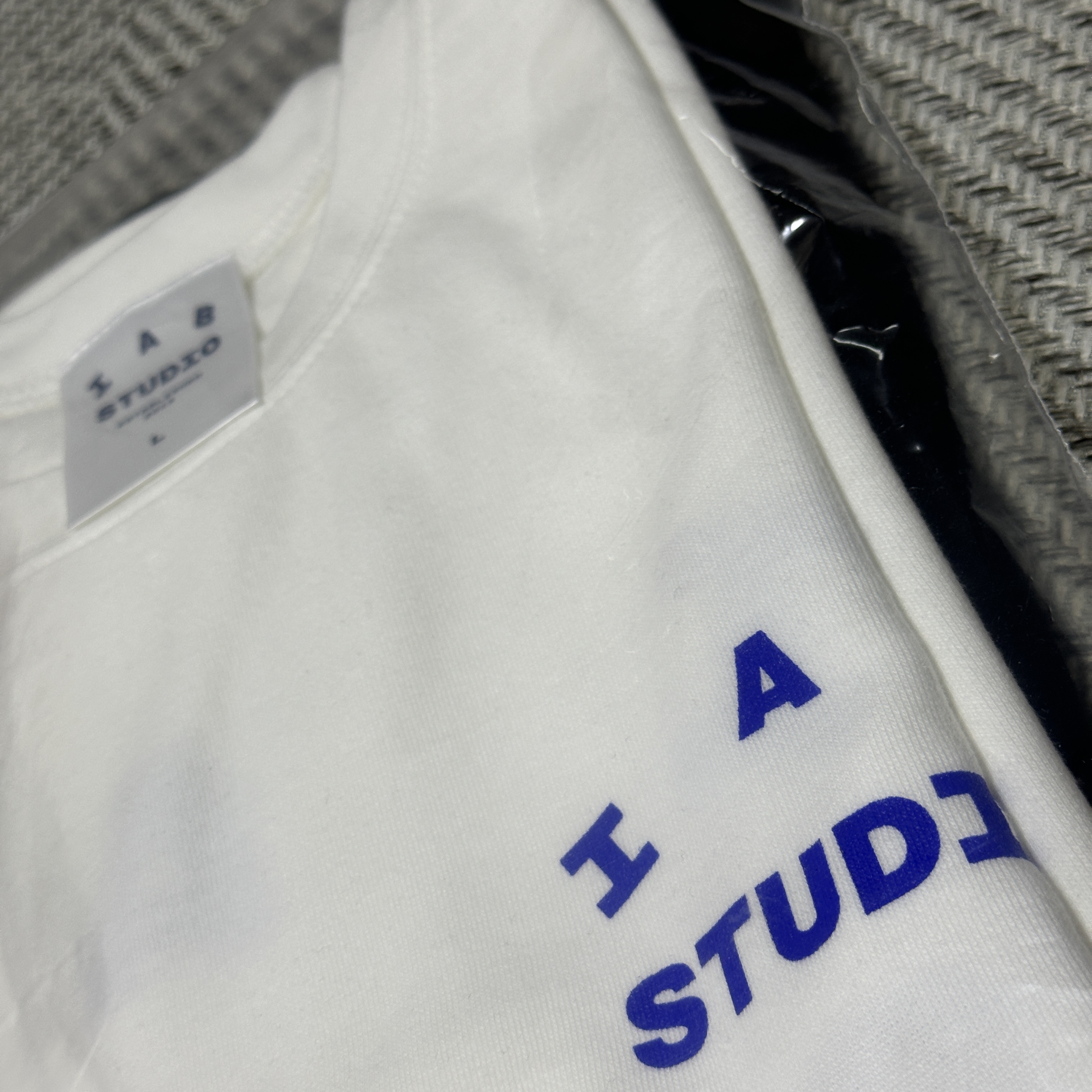 IAB Studio 10th Anniversary T-Shirts Pack White & Black (2 Pack) 착용 스타일