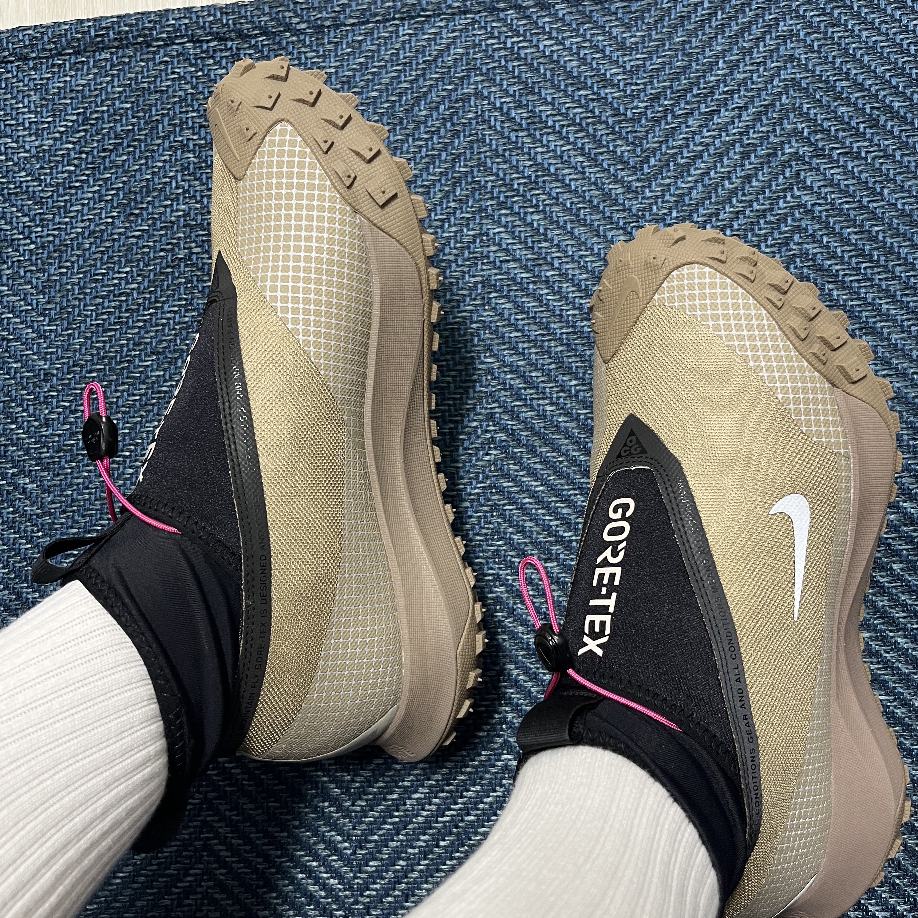 Nike ACG Mountain Fly Gore-Tex Khaki 착용 스타일 - 4