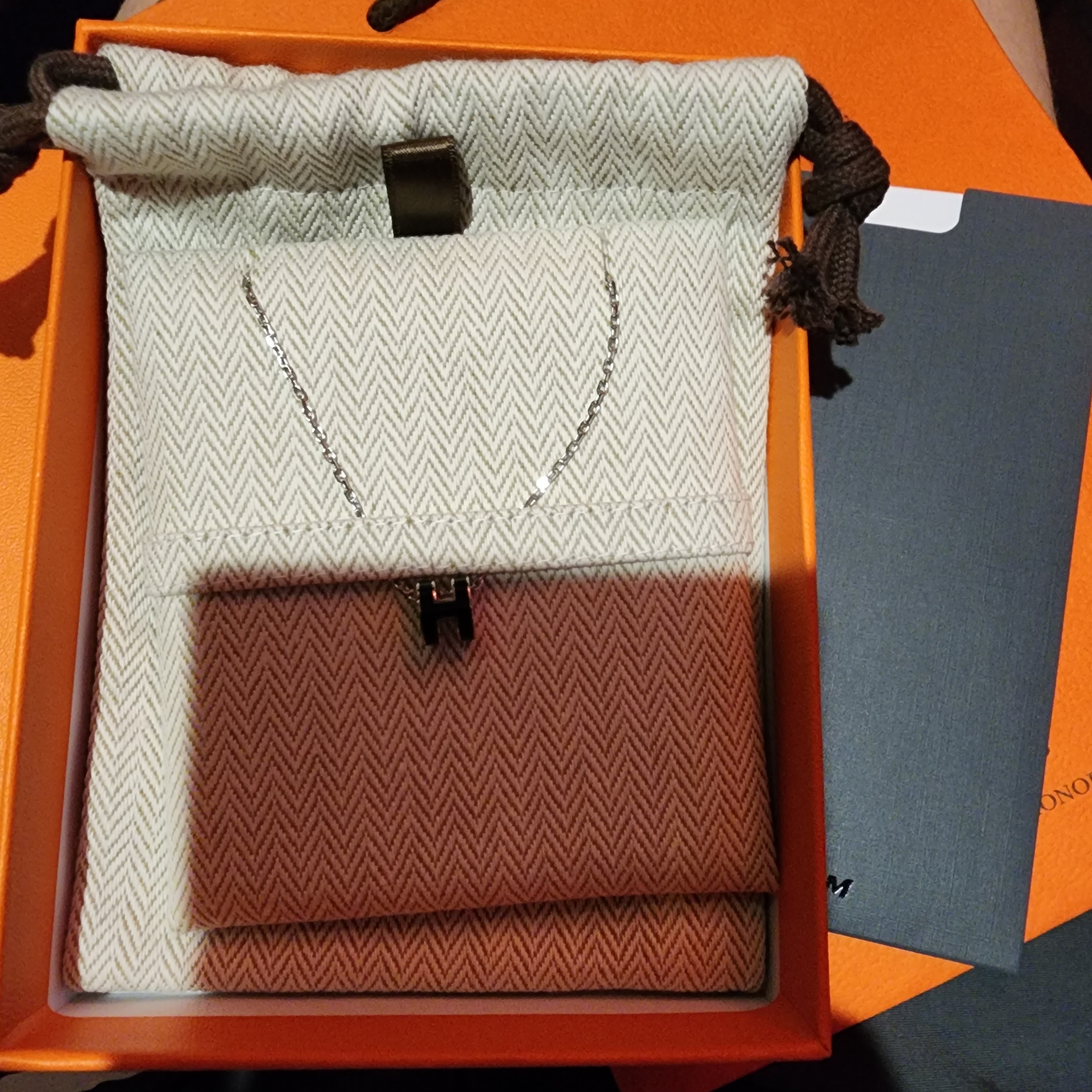 (W) Hermes Mini Pop H Pendant Palladium & Noir 착용 스타일